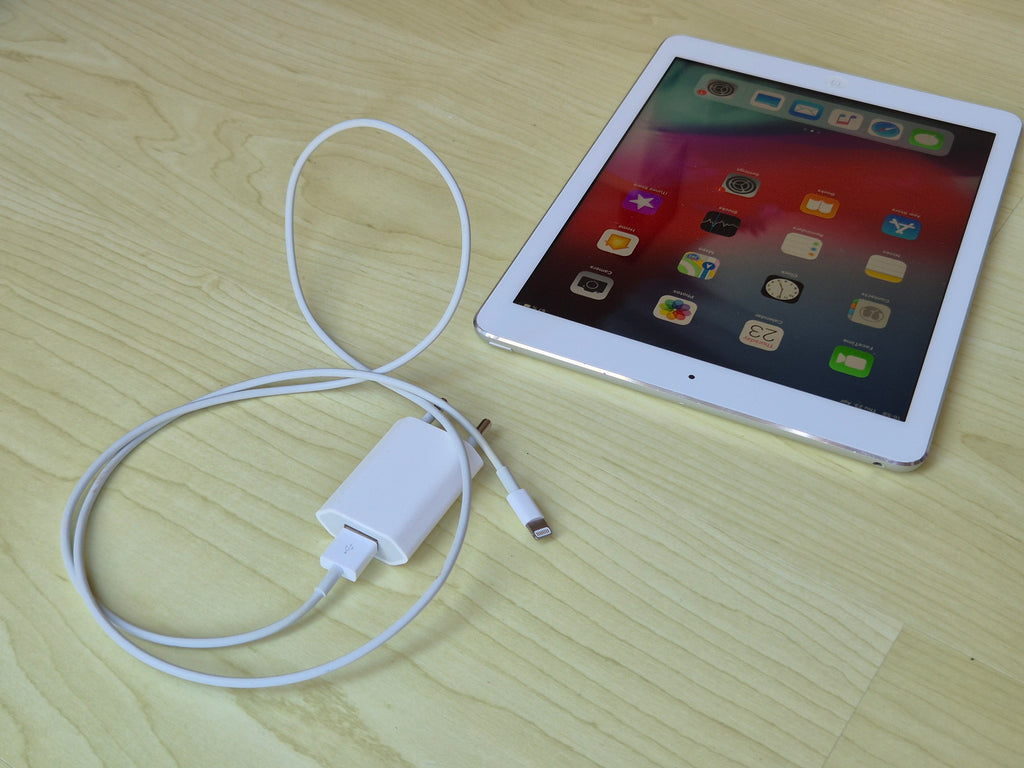 Apple iPad Air 1. Gen 16GB Wi-Fi Silber – Guter Zustand, mit Ladegerät