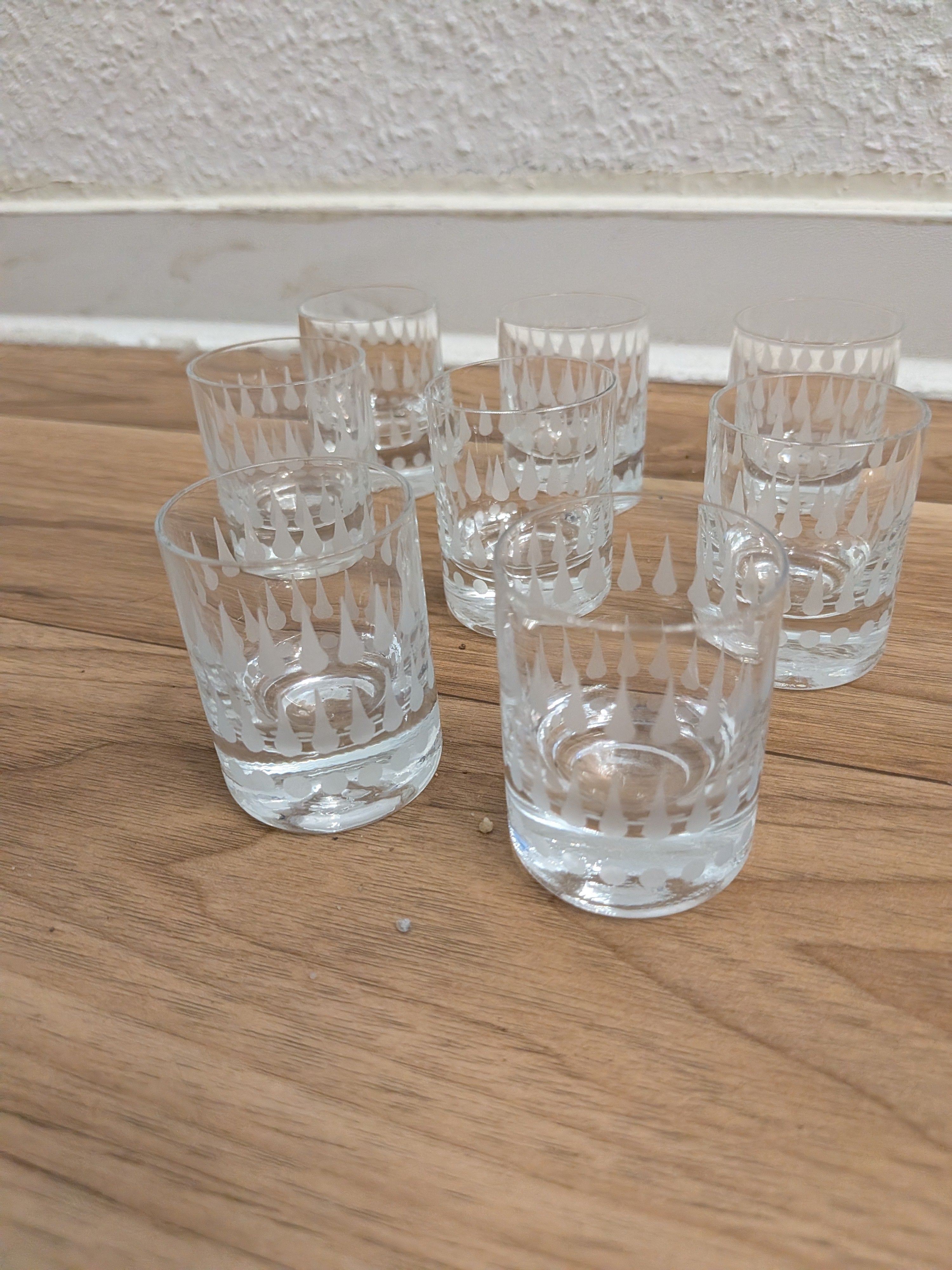 8 Vintage Whiskygläser, Teardrop-Muster, klar mit Frostdekor, sehr guter Zustand