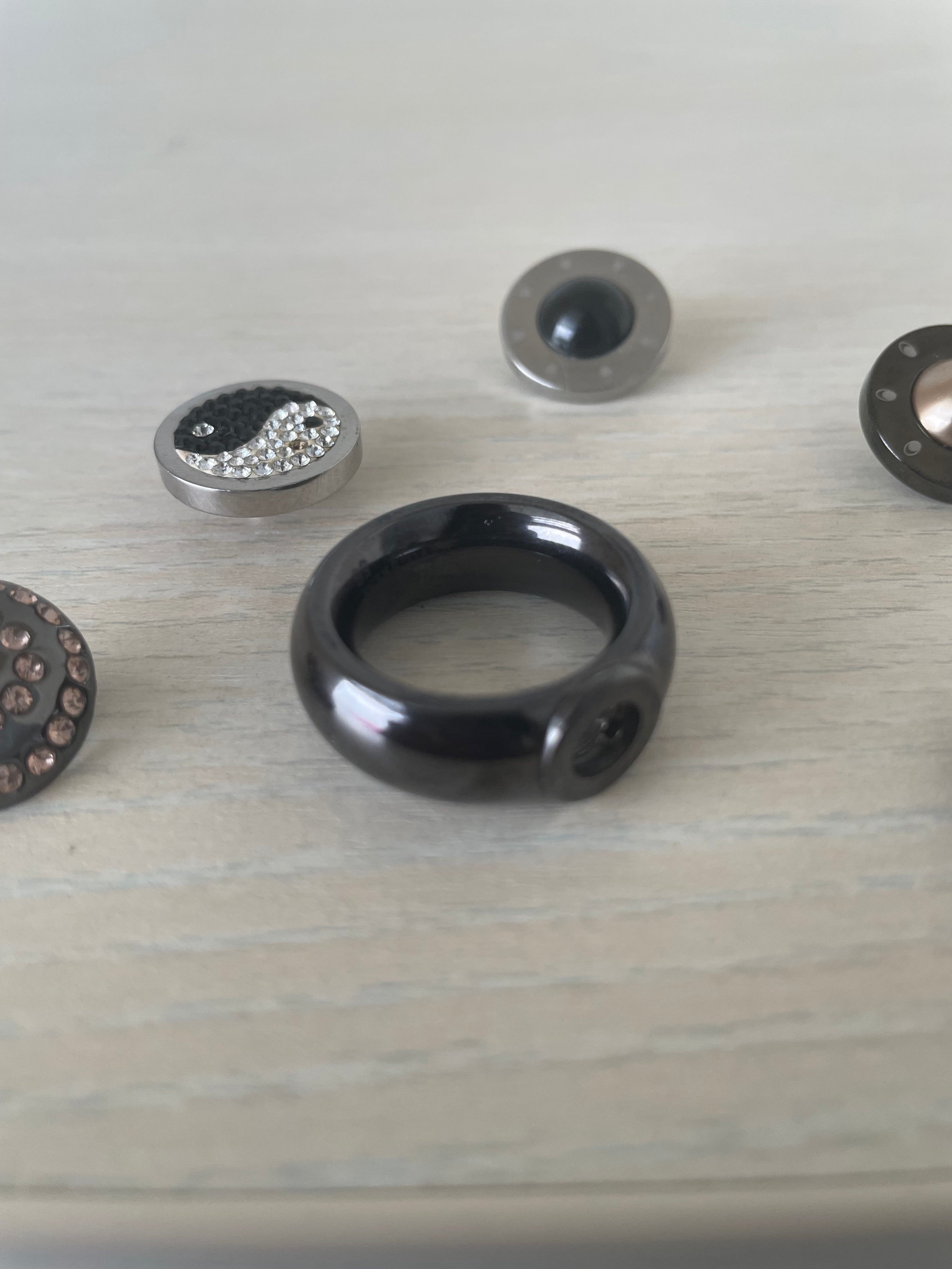 Pavo Real interchangeable ring, black steel + 6 tops, VG condition