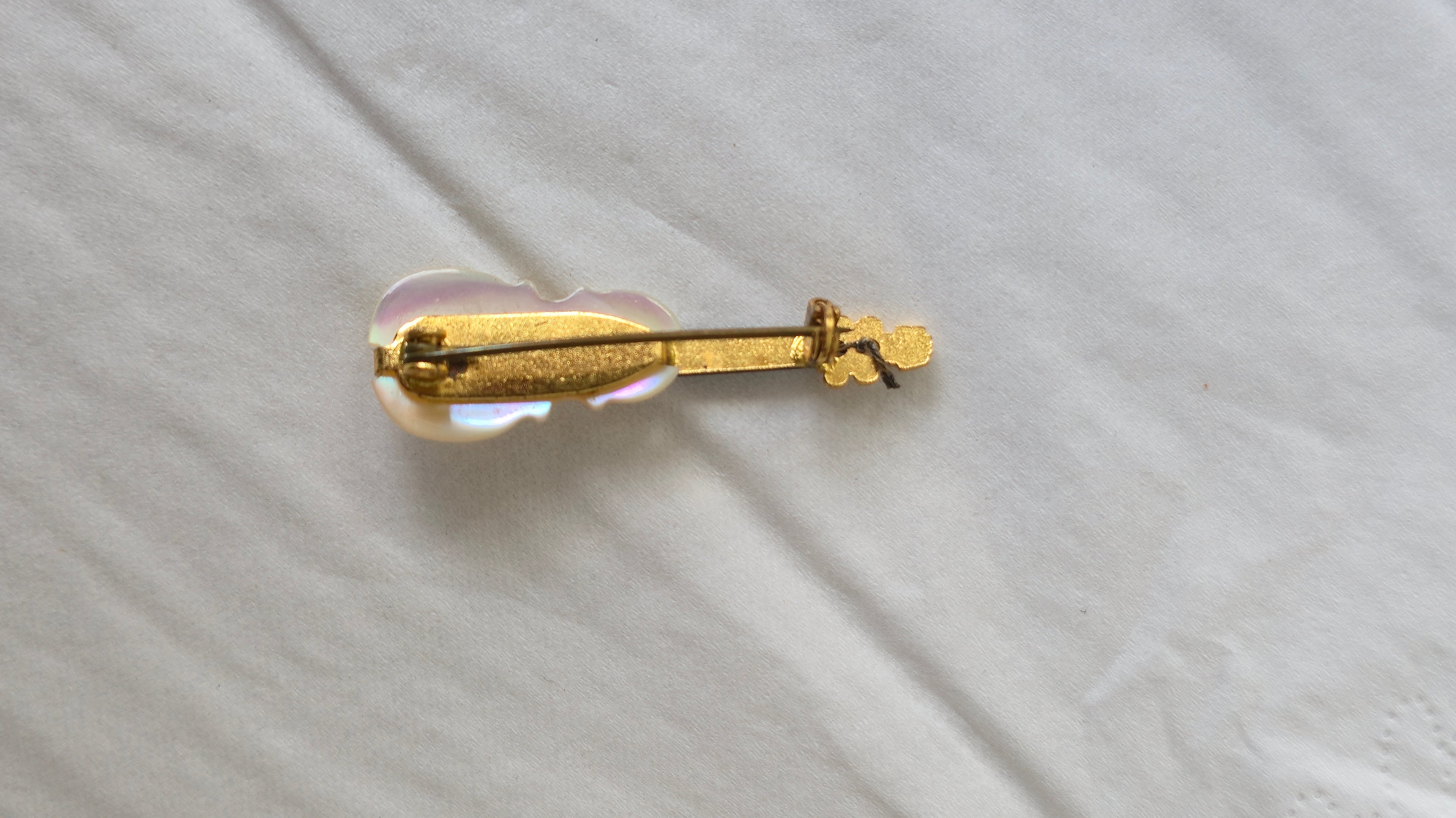 Vintage Mother-of-Pearl Violin Brooch | Gold Tone | 7 cm | Very Good