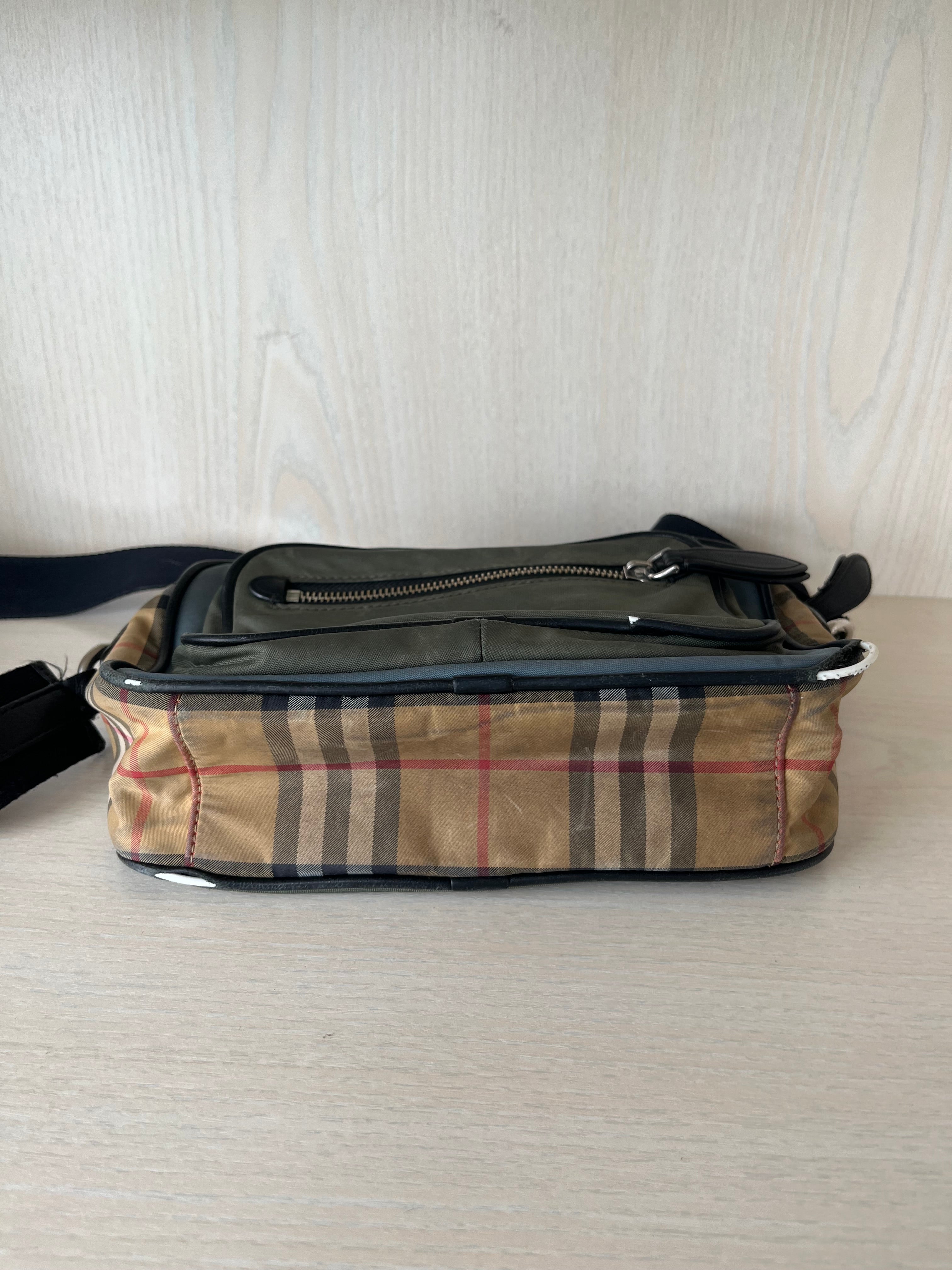 Burberry Camero Party Nylon Tasche – Olive/House Check, Medium, Zustand: Stark genutzt