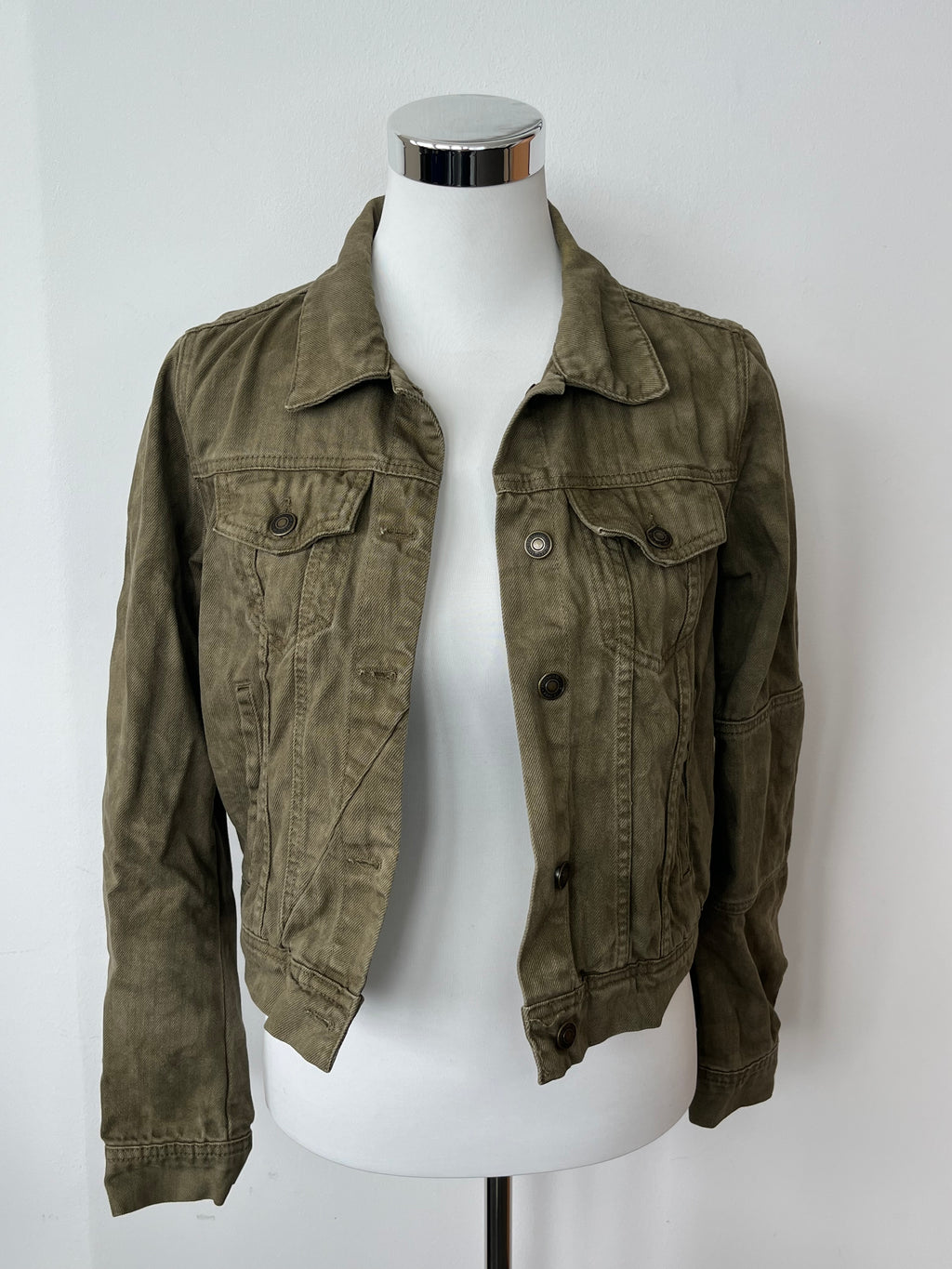 Free People „Rumors“ Cropped Jeansjacke Olive – XS, guter Zustand