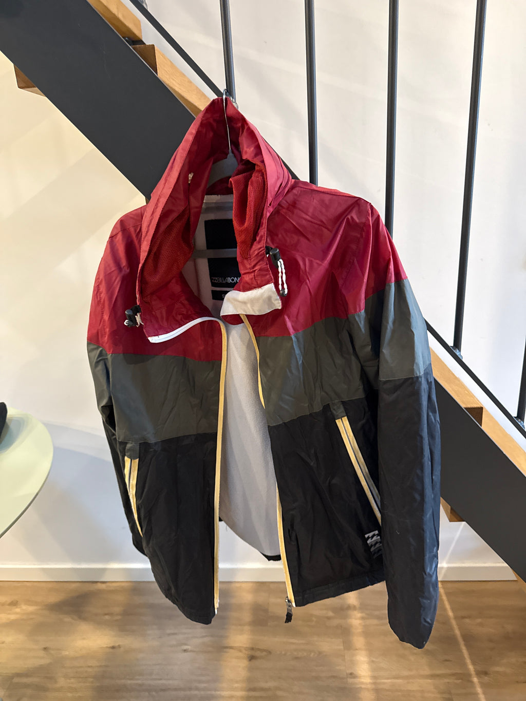 Billabong Color Block Jacke – Polyamid, Rot/Schwarz/Grau, Größe S, guter Zustand