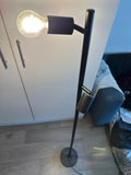 Schlanke Industriestehlampe, matt schwarz, wie neu, ca. 150-160 cm