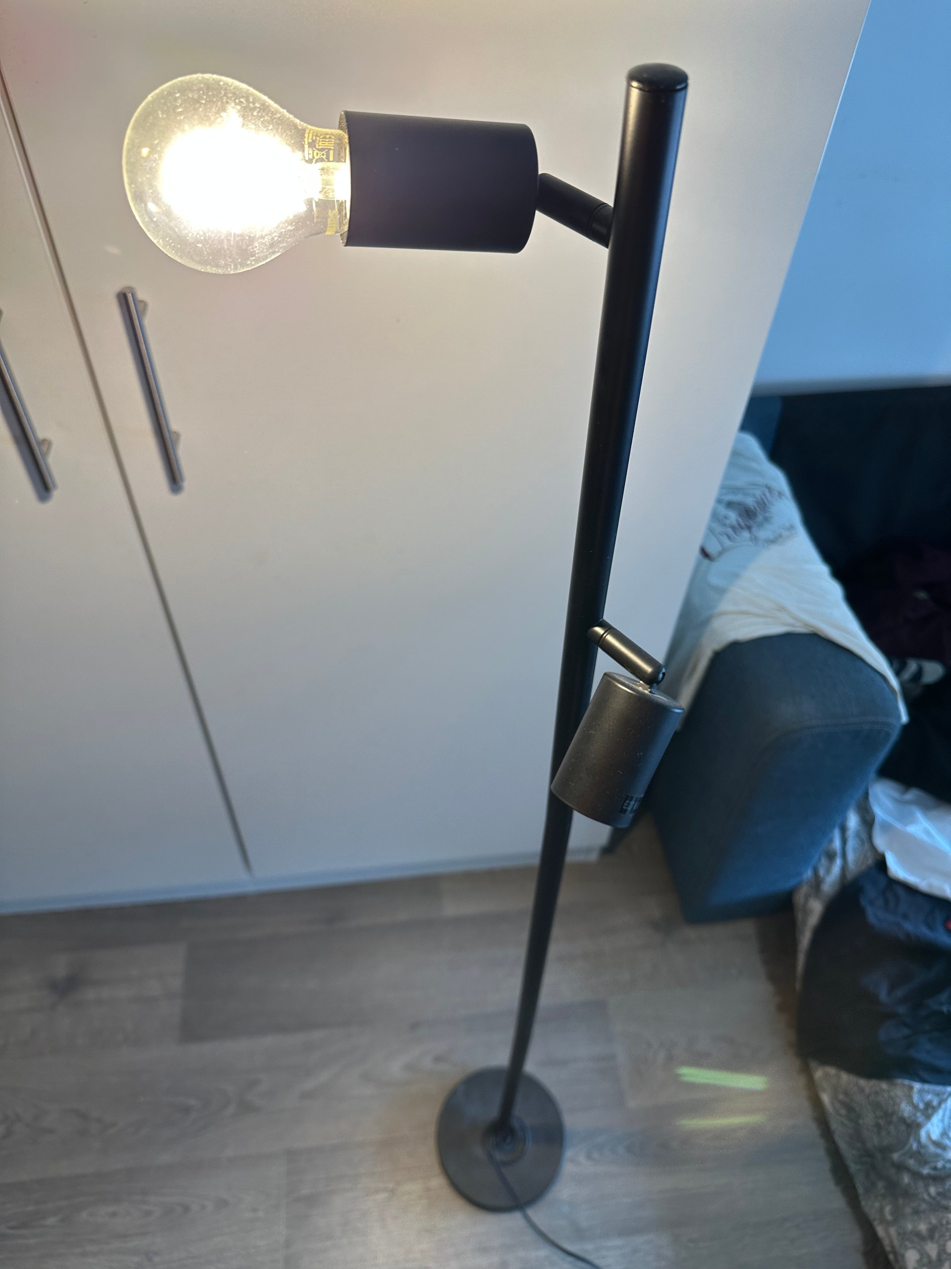 Schlanke Industriestehlampe, matt schwarz, wie neu, ca. 150-160 cm