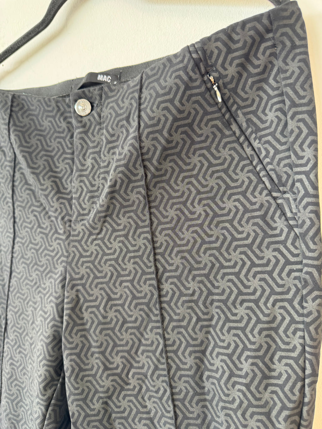 MAC Damenhose mit grafischem Muster – Grau, Größe M, Zustand gut