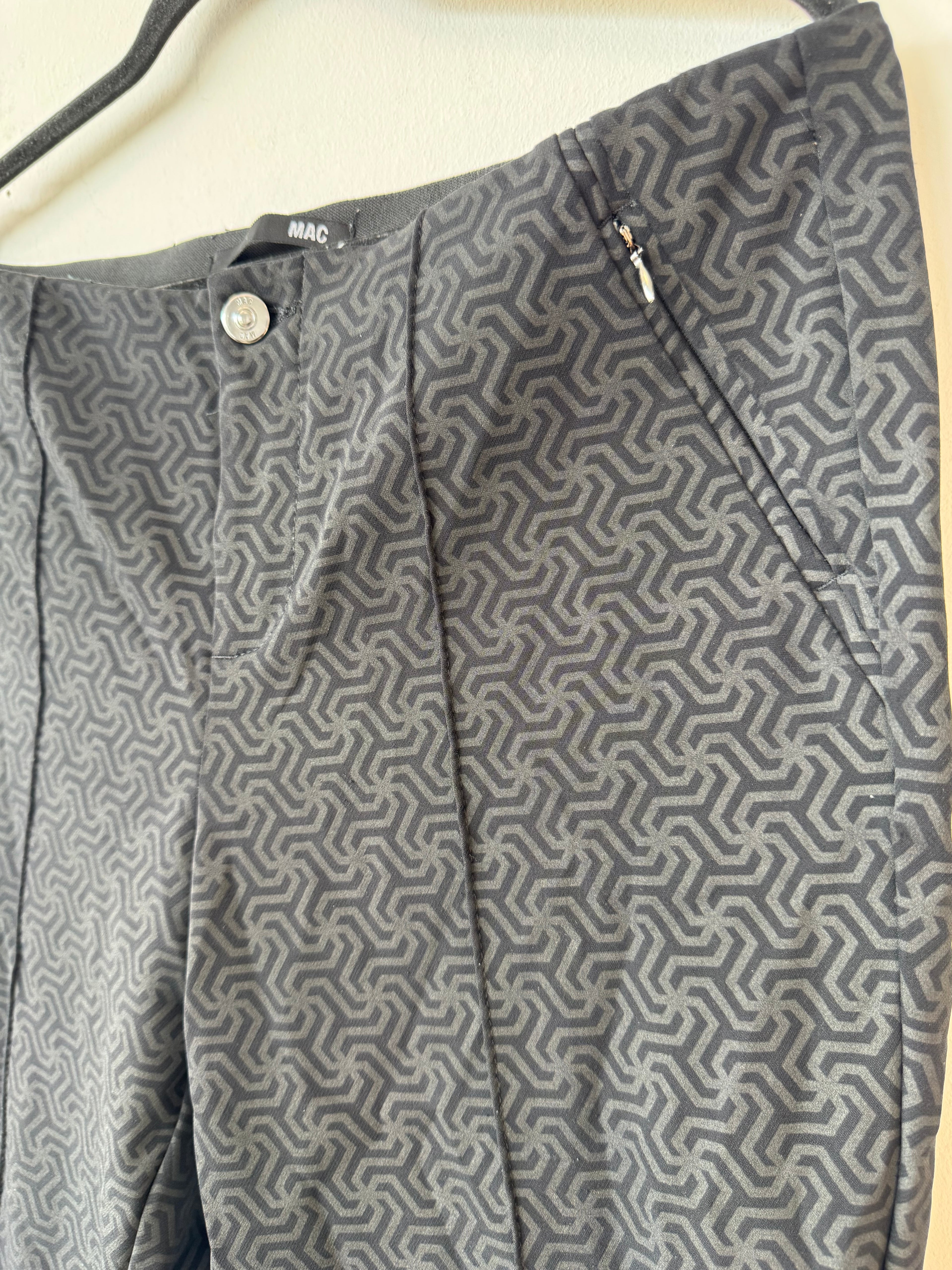 MAC Damenhose mit grafischem Muster – Grau, Größe M, Zustand gut