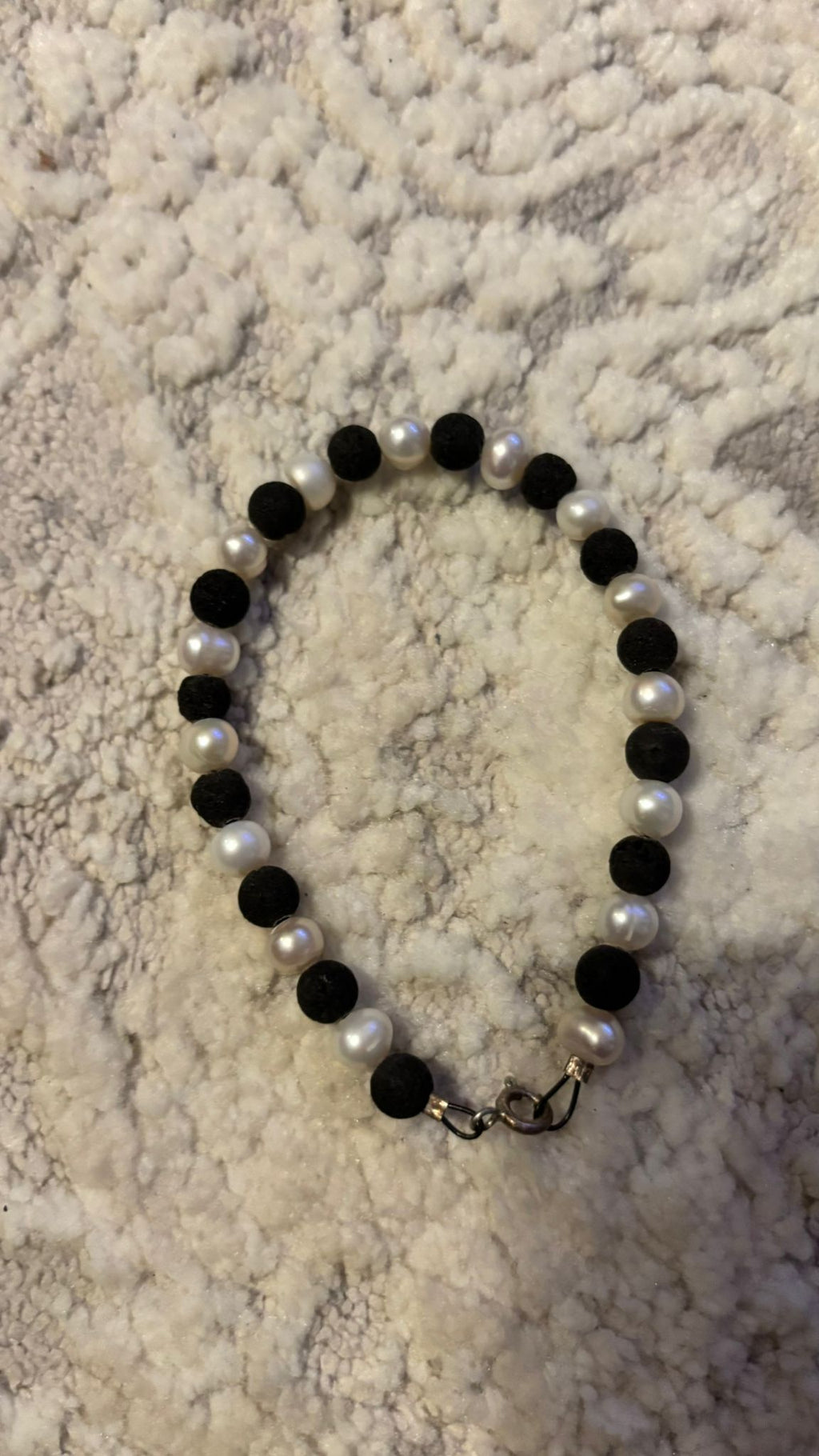 Perlen & Lavastein Armband – Handgemacht, 18 cm, Weiß/Schwarz, Sehr gut