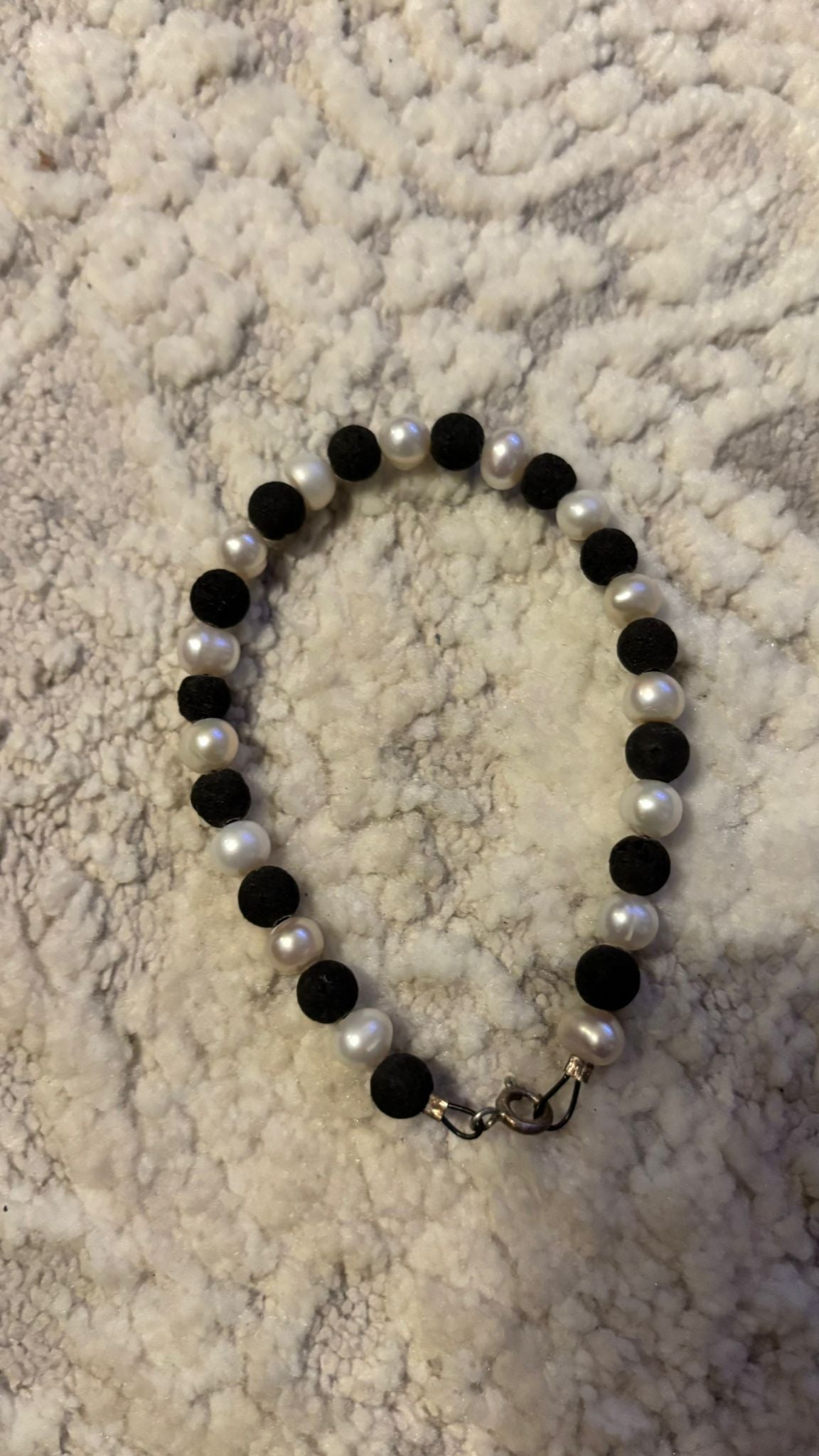Perlen & Lavastein Armband – Handgemacht, 18 cm, Weiß/Schwarz, Sehr gut