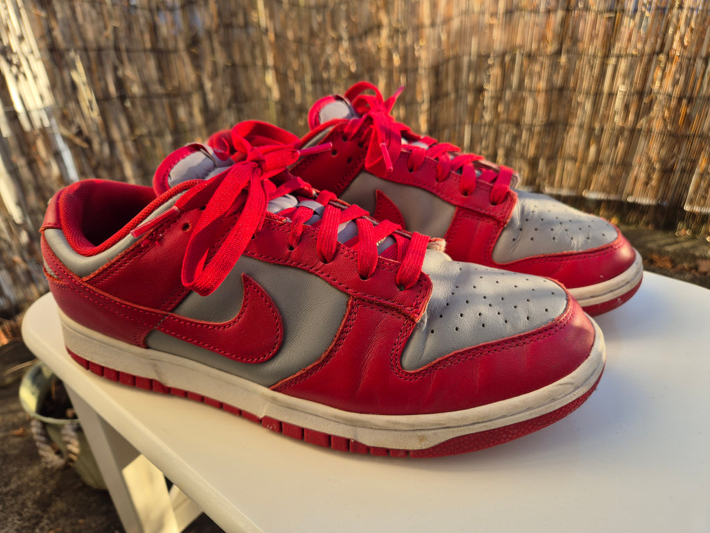 Nike Dunk Low UNLV EU 42,5 Neutral Grau/Rot | Kult-Sneaker | Guter Zustand