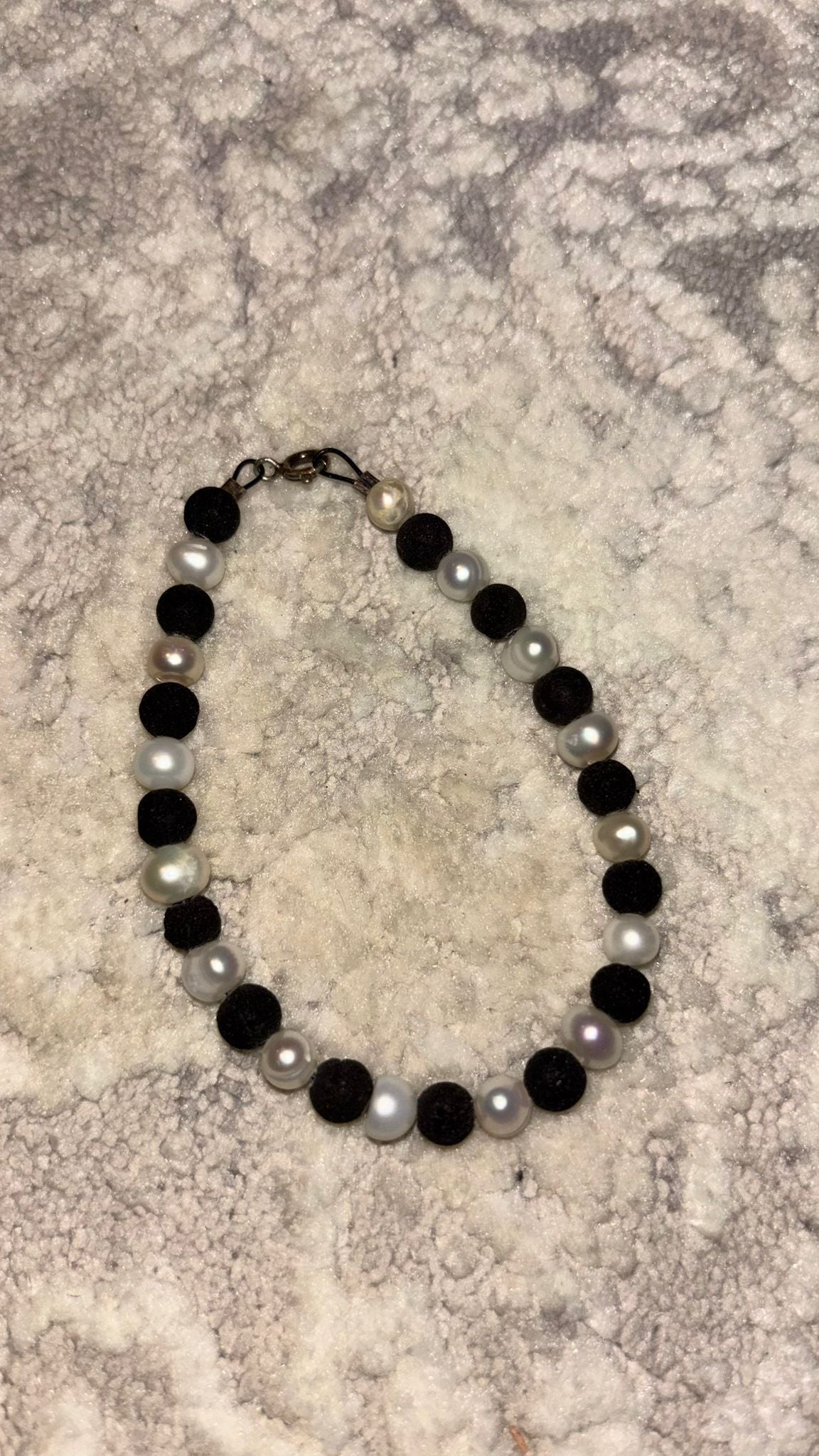 Perlen & Lavastein Armband – Handgemacht, 18 cm, Weiß/Schwarz, Sehr gut
