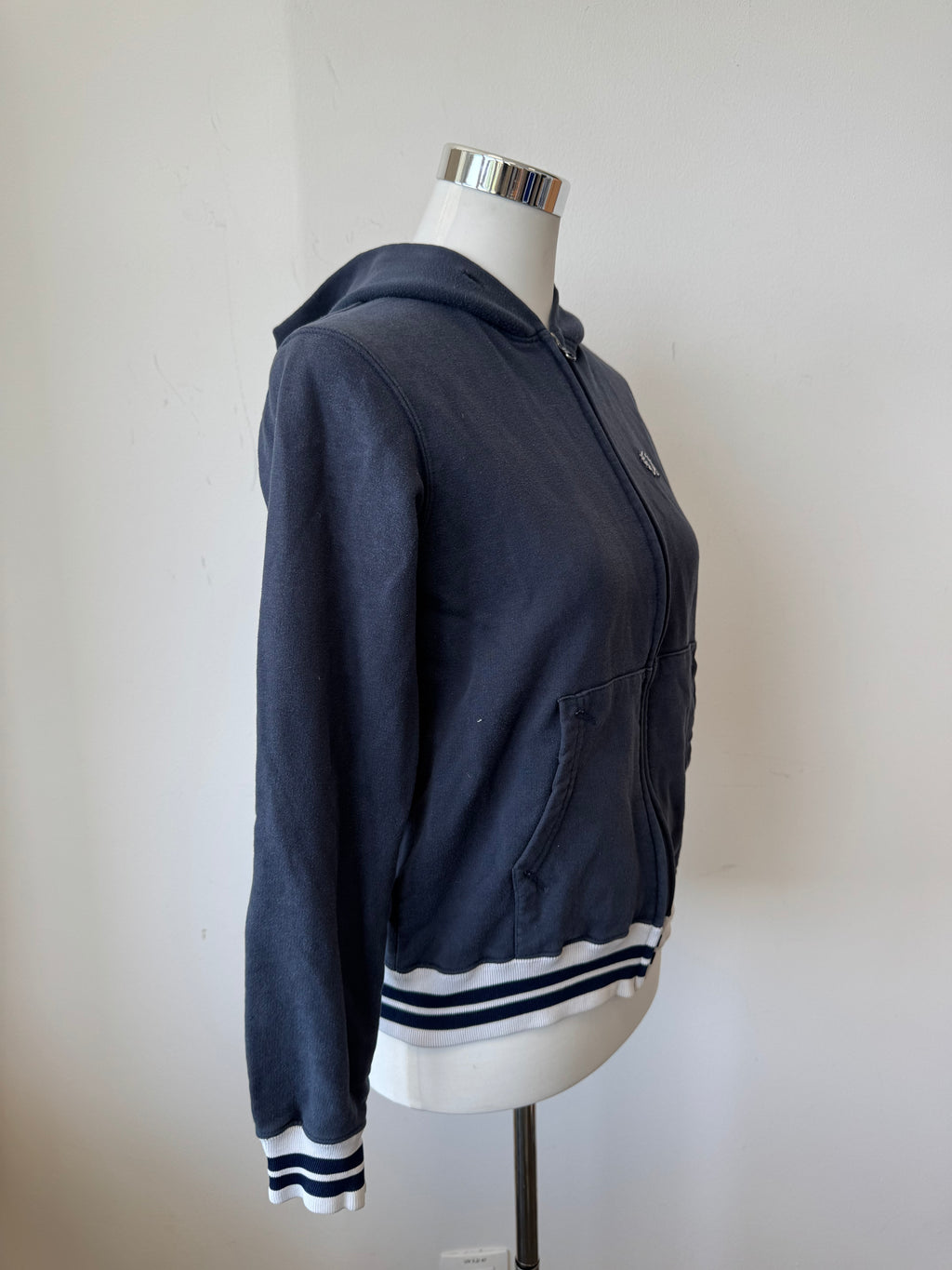Fred Perry Zip Hoodie – Navy, Gestreifter Saum, Größe M, Guter Zustand
