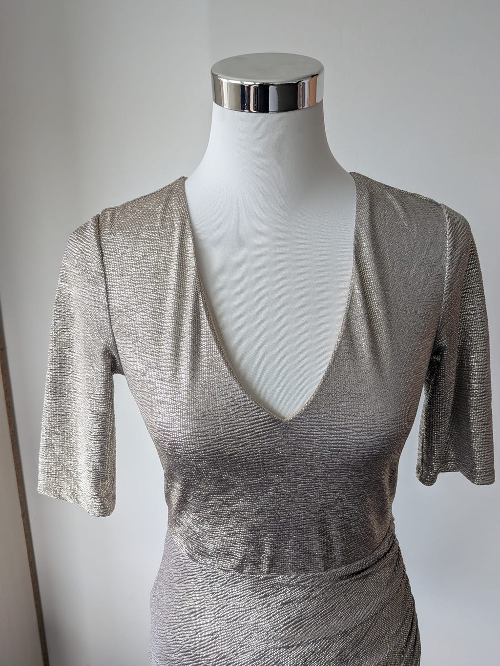 Alice + Olivia silver metallic ruched mini dress US 4 / EU 36 Very Good