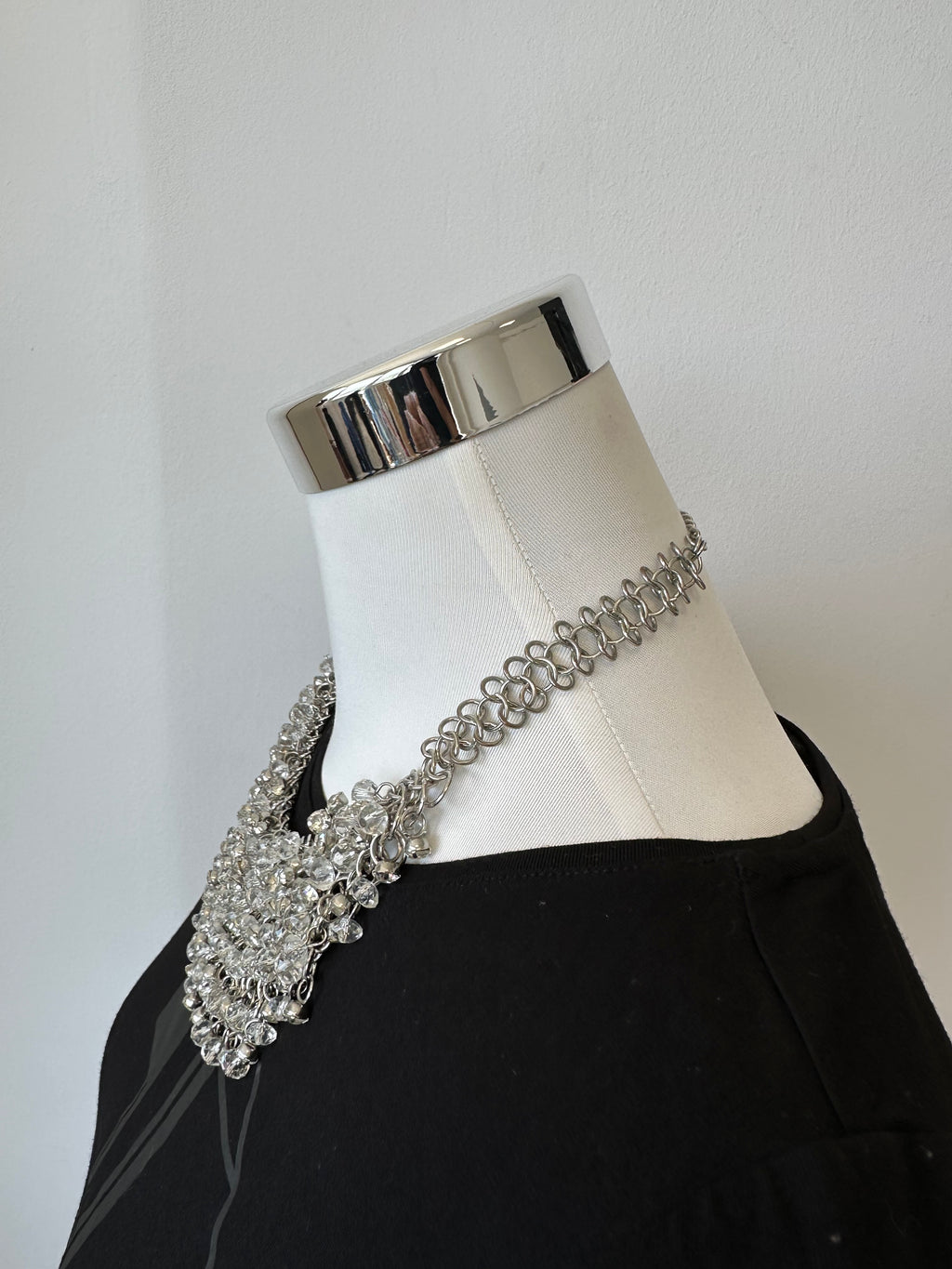 Paparazzi Zi Collier „Sociable“ Silberfarbene Kette mit Acrylkristallen, gut