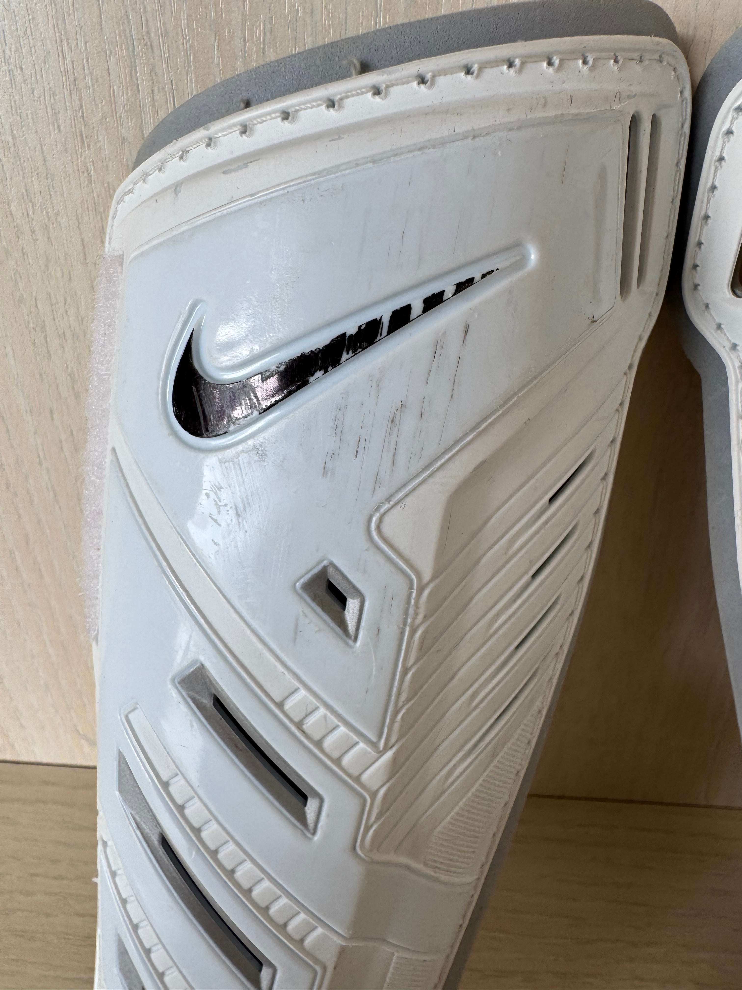 Nike Protegga Shield Schienbeinschoner Jugendgröße M Weiß/Schwarz, gebraucht