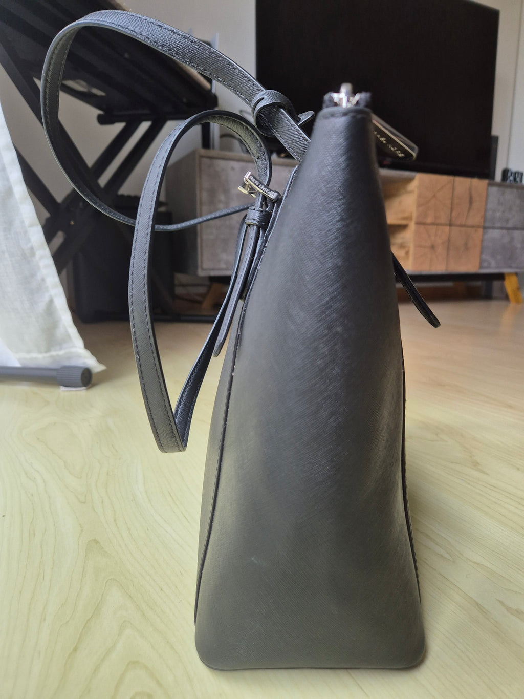 Michael Kors Voyager Large Tote Black Saffiano Leather, Very Good Condition