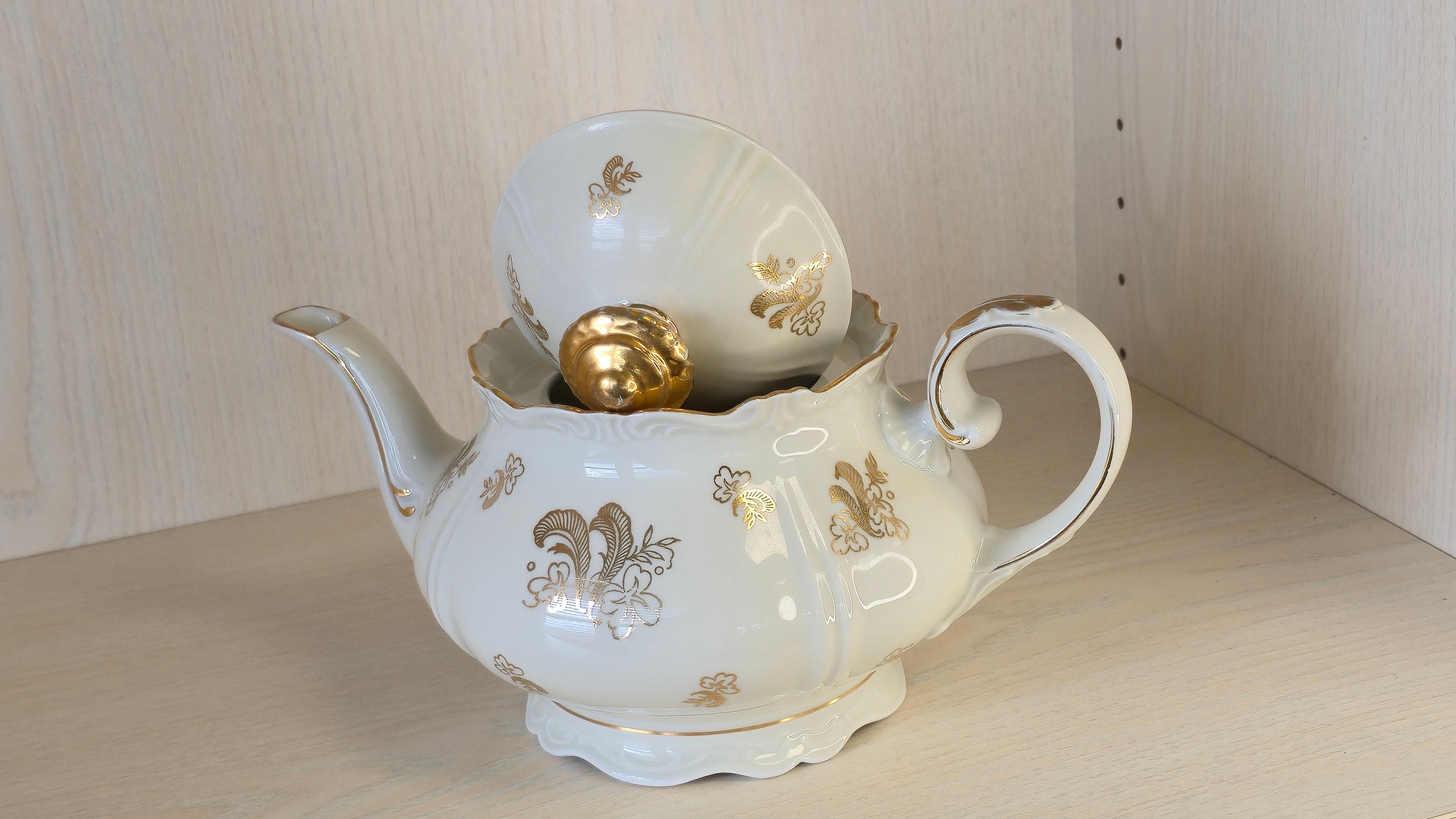 Royal Bayreuth Teapot | White & Gold Floral | Medium | Porcelain | Very Good