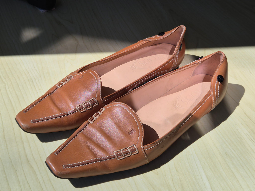 Tod’s Women’s Leather Loafers Tan EU 39.5 Square Toe w/ Dust Bag Good Condition