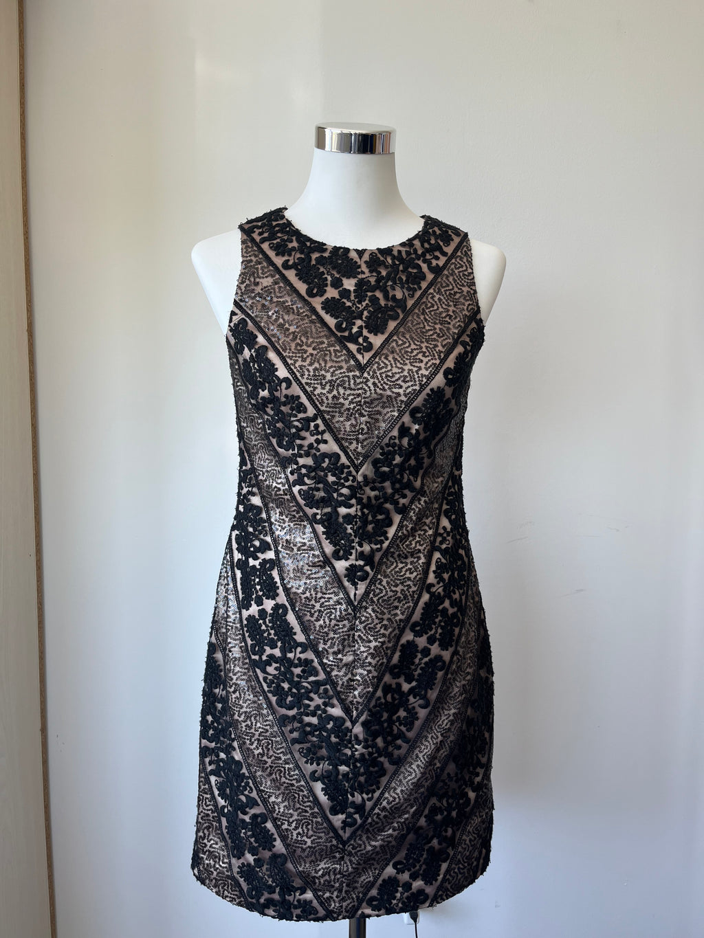 Vince Camuto Cocktailkleid – Stickerei & Pailletten, Gr. 2, Schwarz/Nude, Top