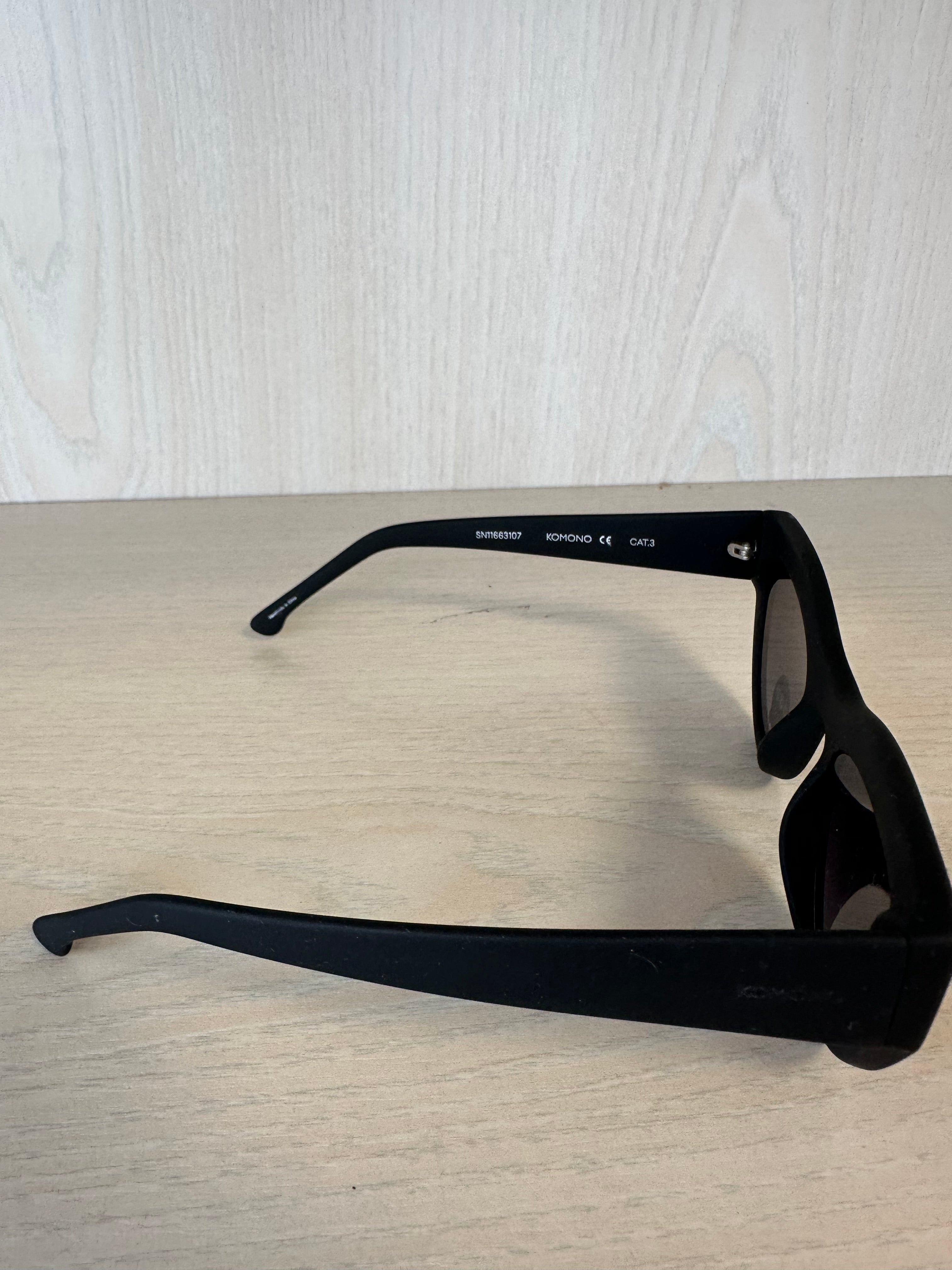 Neu KOMONO Phoenix Carbon Sonnenbrille Schwarz – versiegelt, Komplettset