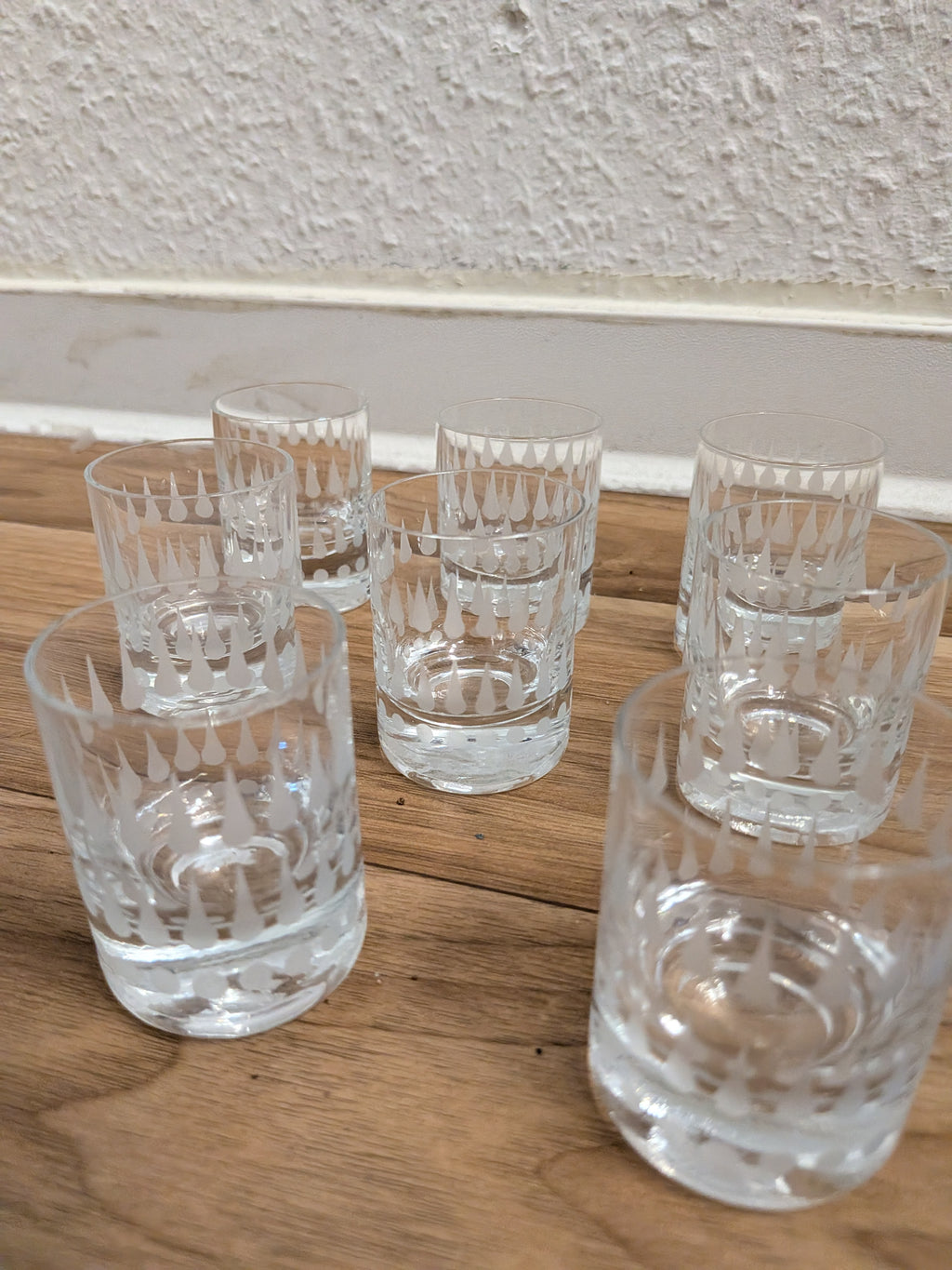 8 Vintage Whiskygläser, Teardrop-Muster, klar mit Frostdekor, sehr guter Zustand