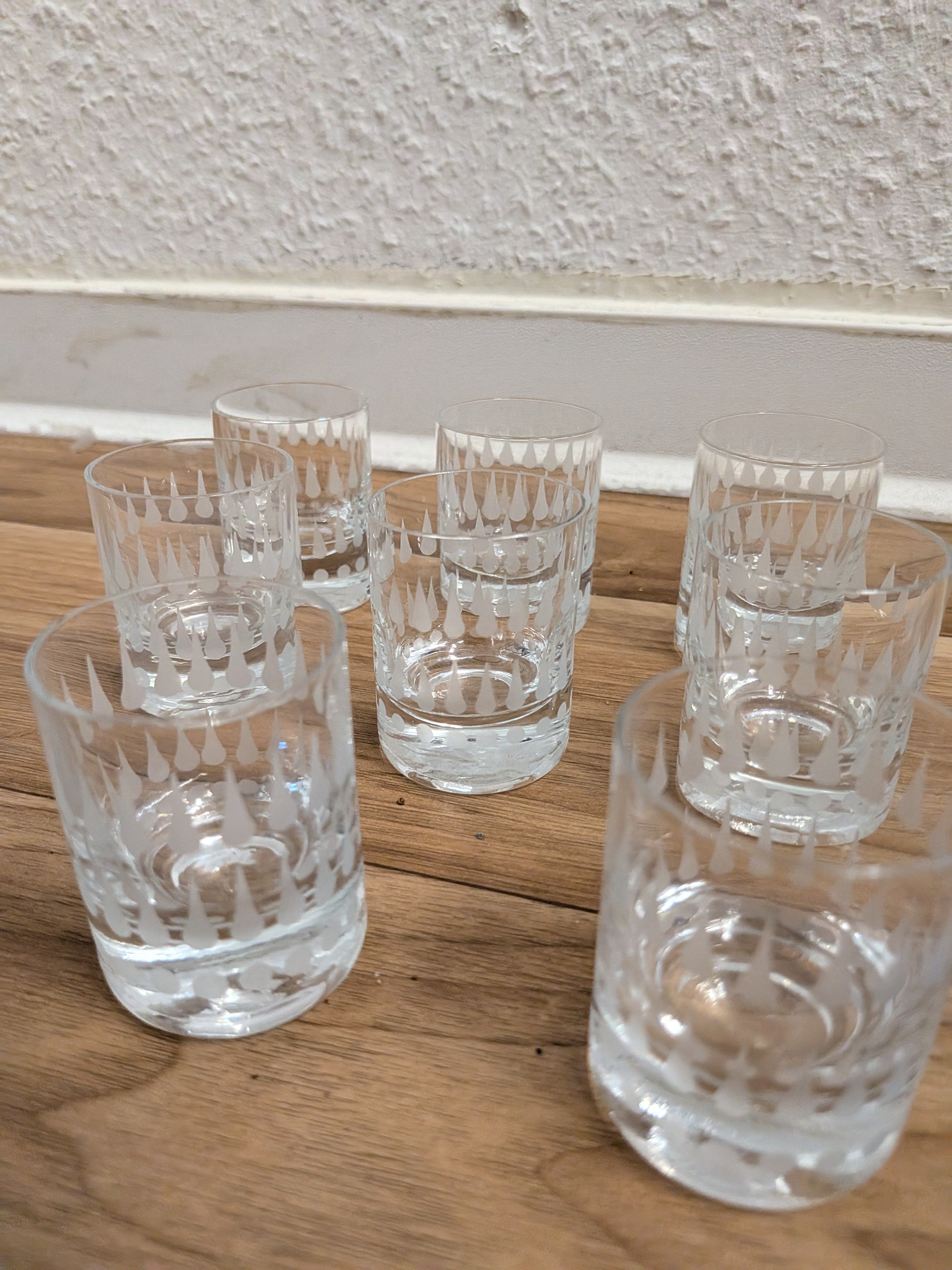 8 Vintage Whiskygläser, Teardrop-Muster, klar mit Frostdekor, sehr guter Zustand