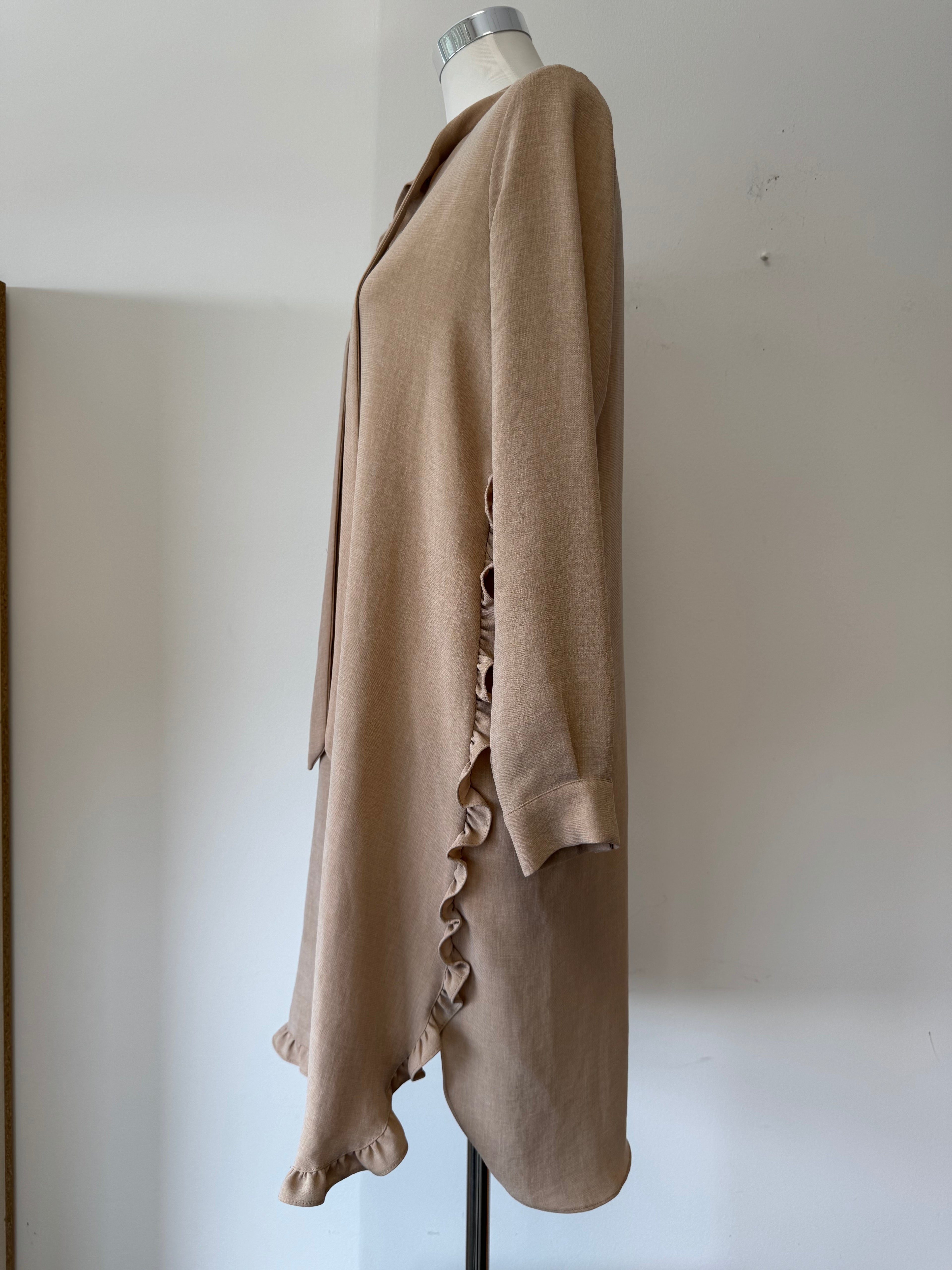 TUĞBA Oversized Rüschen Hemdblusenkleid – Beige, Größe 40, Sehr guter Zustand