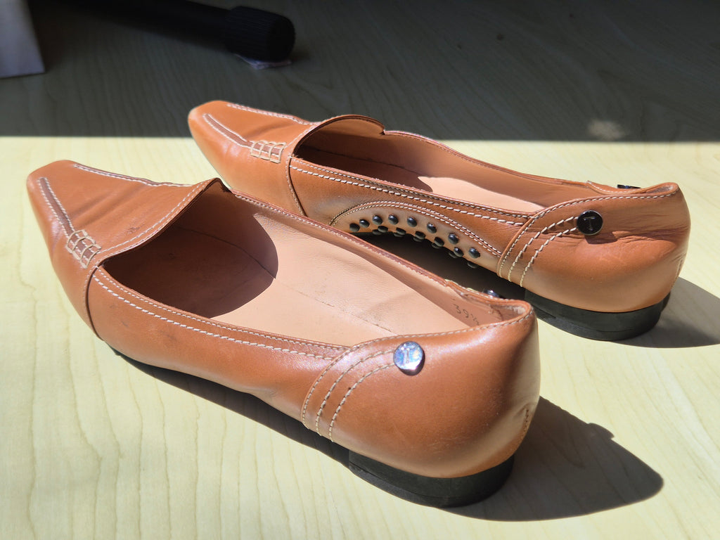 Tod’s Women’s Leather Loafers Tan EU 39.5 Square Toe w/ Dust Bag Good Condition