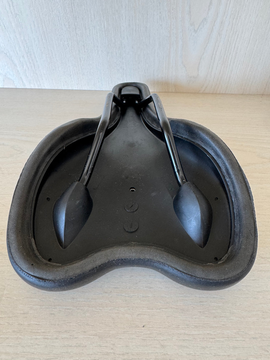 UNISTRENGH Oversized Fahrradsattel – Schwarz, Gut