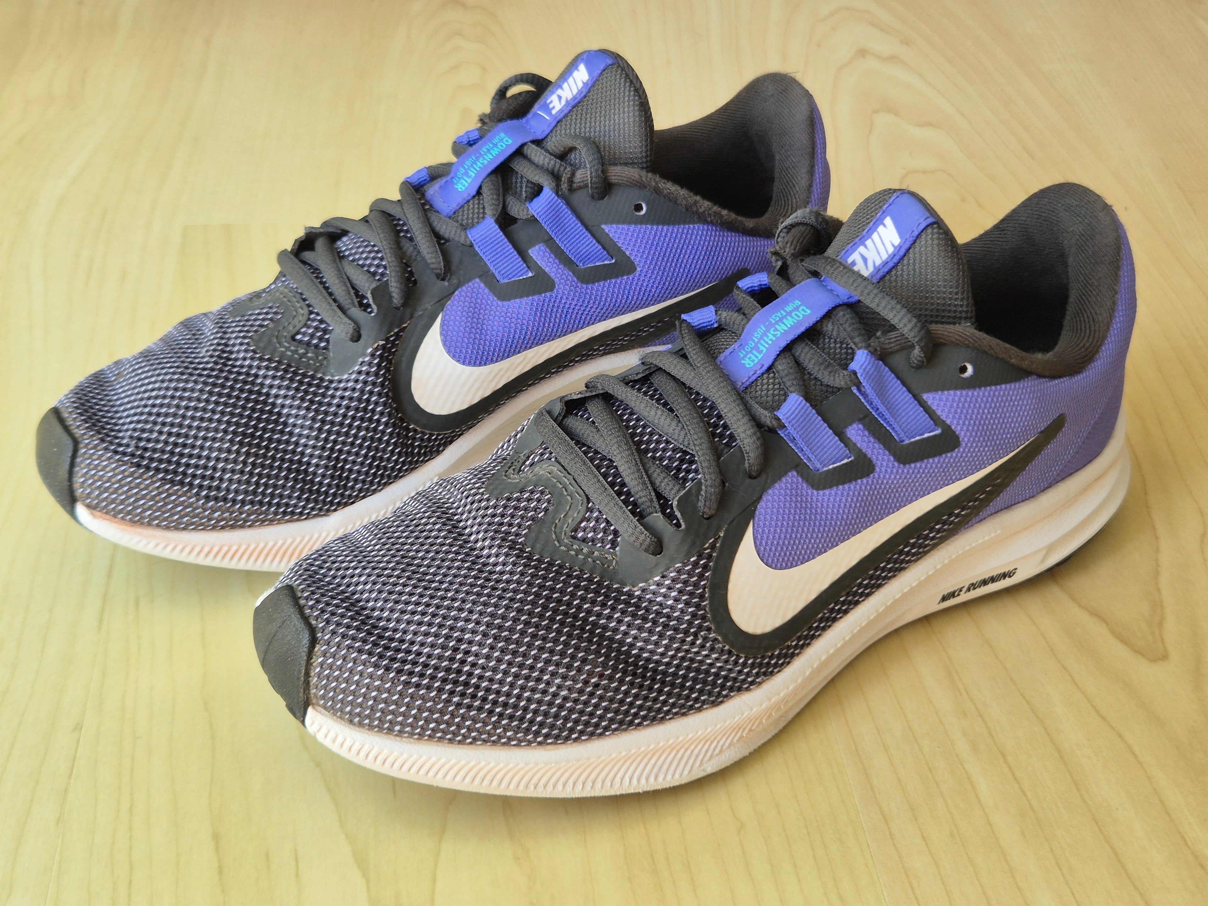 Nike Downshifter 9 Damen Laufschuhe, Schwarz/Blau, Gr. 40, Guter Zustand