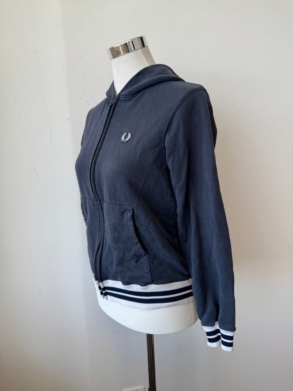 Fred Perry Zip Hoodie – Navy, Gestreifter Saum, Größe M, Guter Zustand