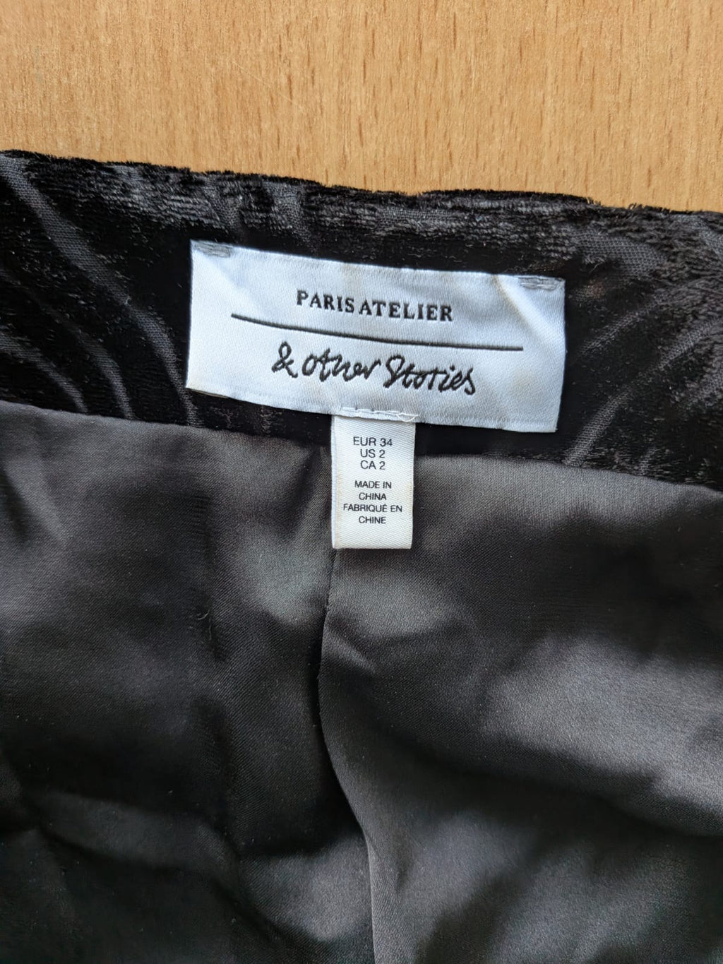 & Other Stories Paris Atelier Samtkleid Wickelkleid, EU 34, Schwarz, Sehr gut