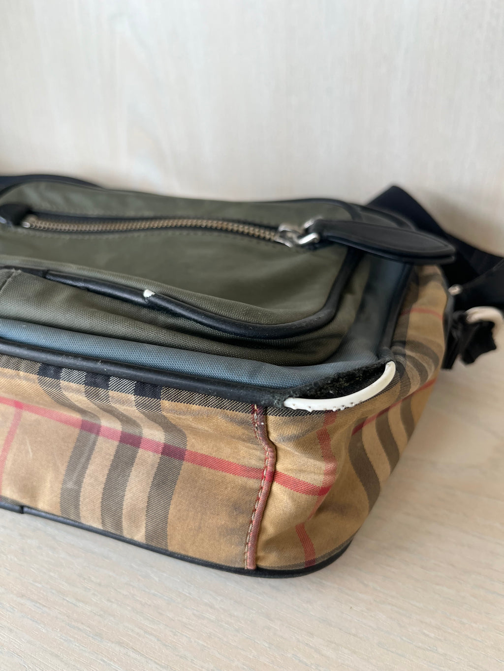 Burberry Camero Party Nylon Tasche – Olive/House Check, Medium, Zustand: Stark genutzt