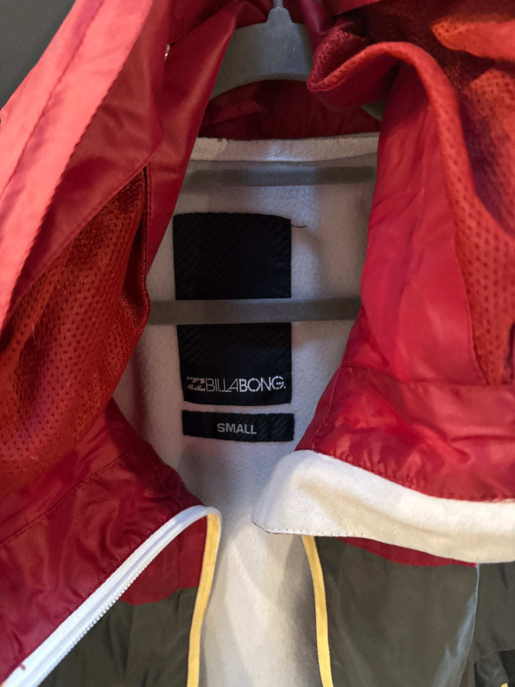 Billabong Color Block Jacke – Polyamid, Rot/Schwarz/Grau, Größe S, guter Zustand
