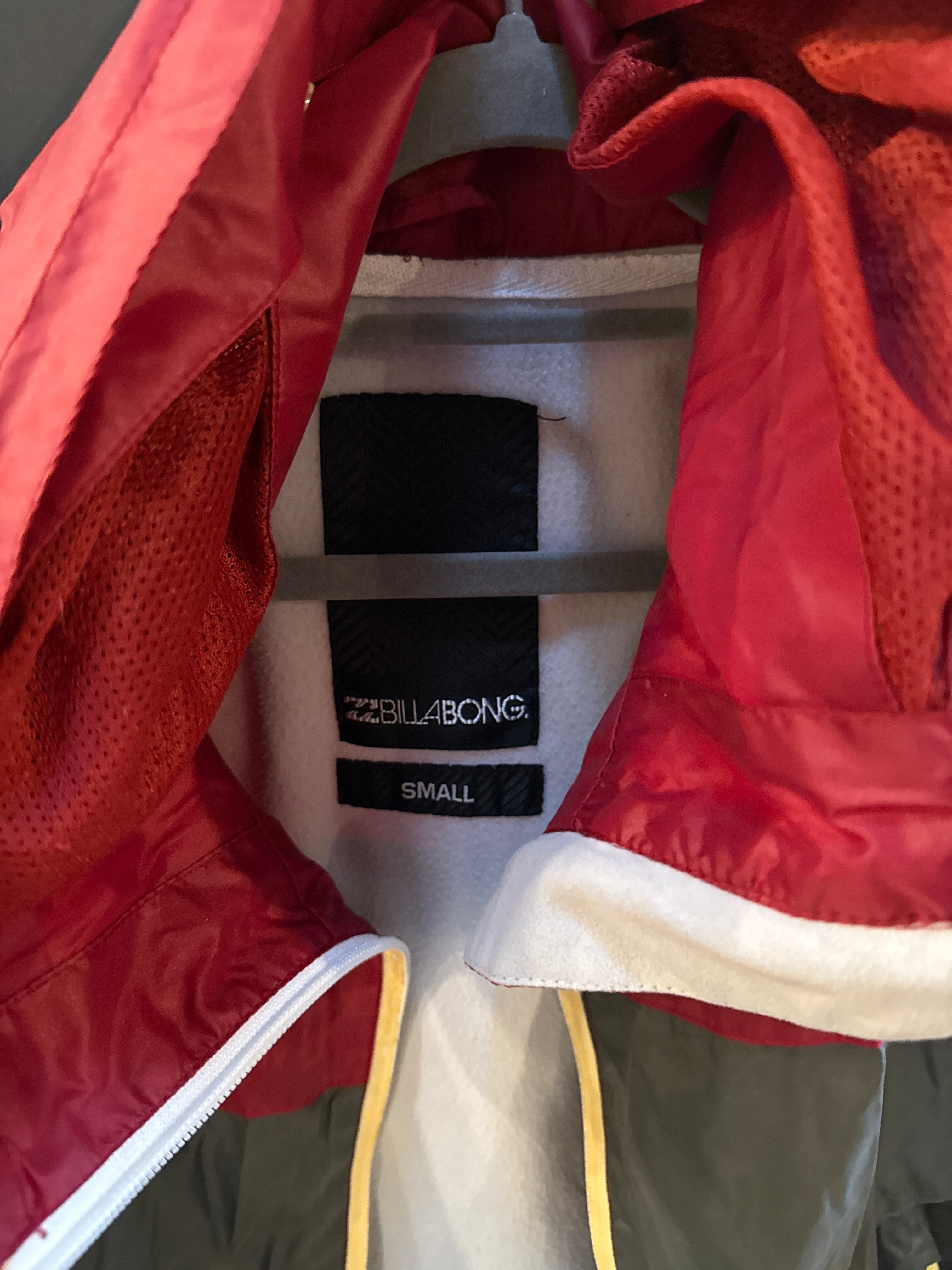 Billabong Color Block Jacke – Polyamid, Rot/Schwarz/Grau, Größe S, guter Zustand