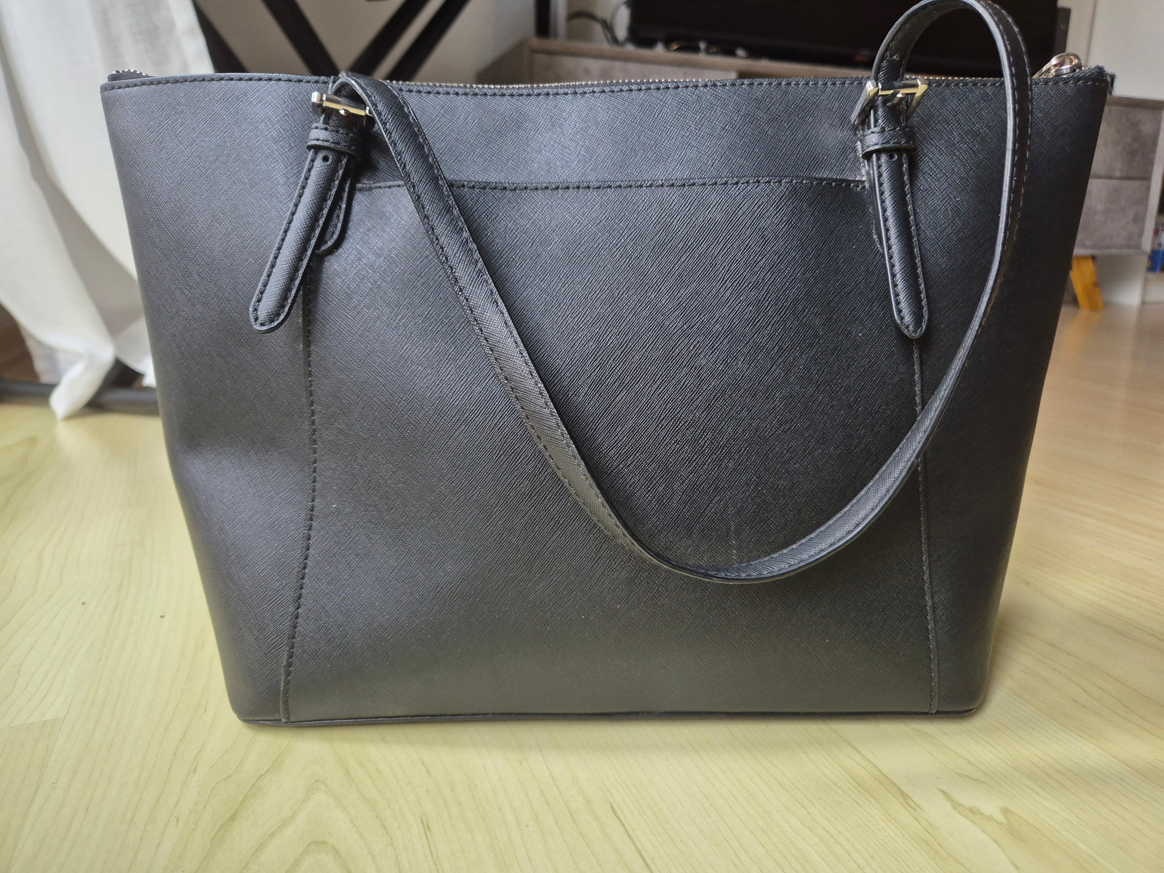 Michael Kors Voyager Large Tote Black Saffiano Leather, Very Good Condition