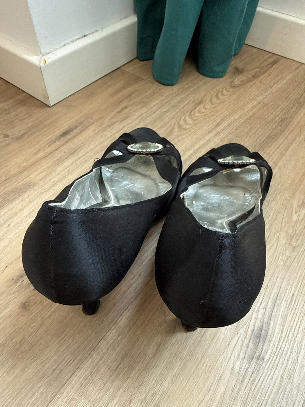LEXUS Satin Peep-Toe Heels – Strass, Schwarz, Gr. 41, Guter Zustand