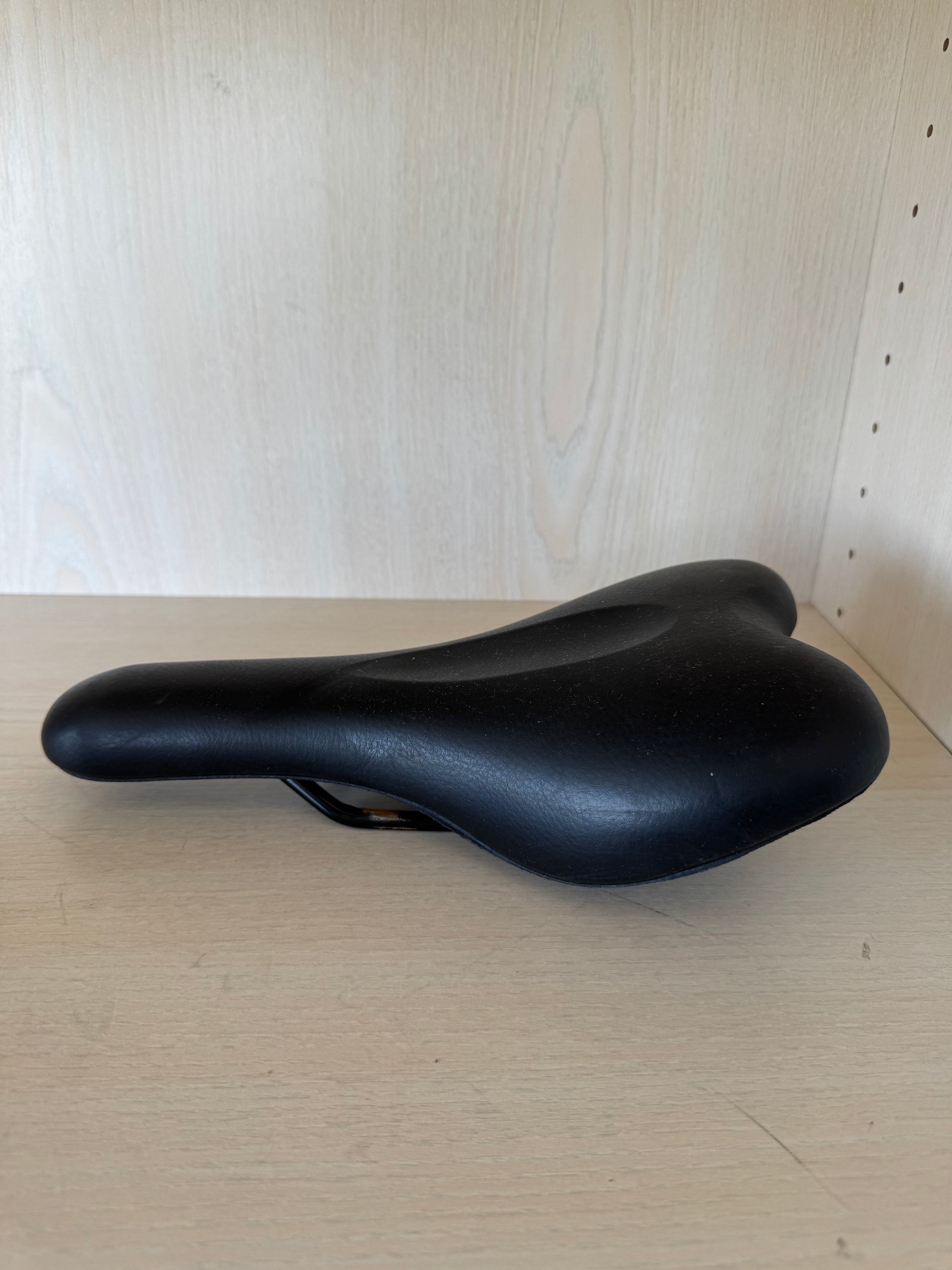 UNISTRENGH Oversized Fahrradsattel – Schwarz, Gut
