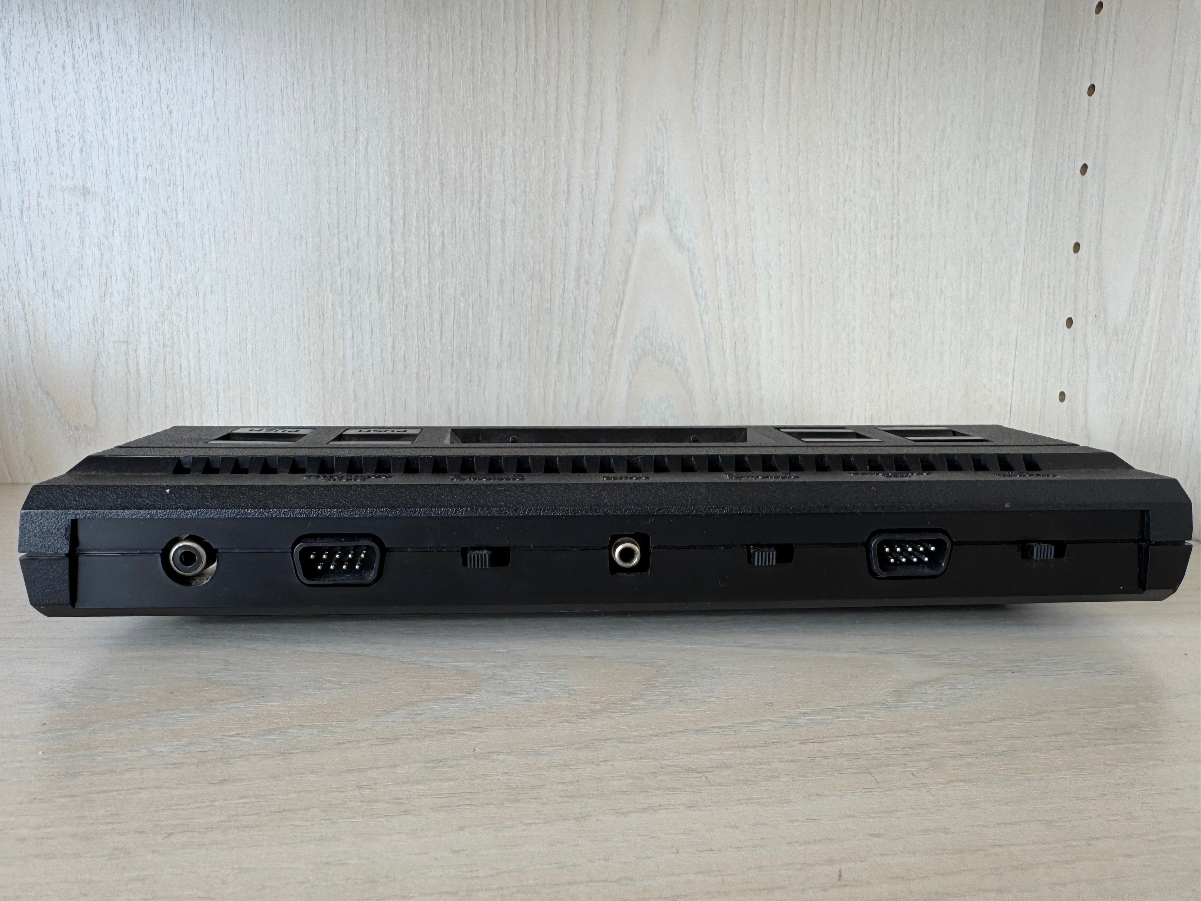 Atari 2600 Junior „Rainbow“ PAL – Kult-Konsole, guter Zustand