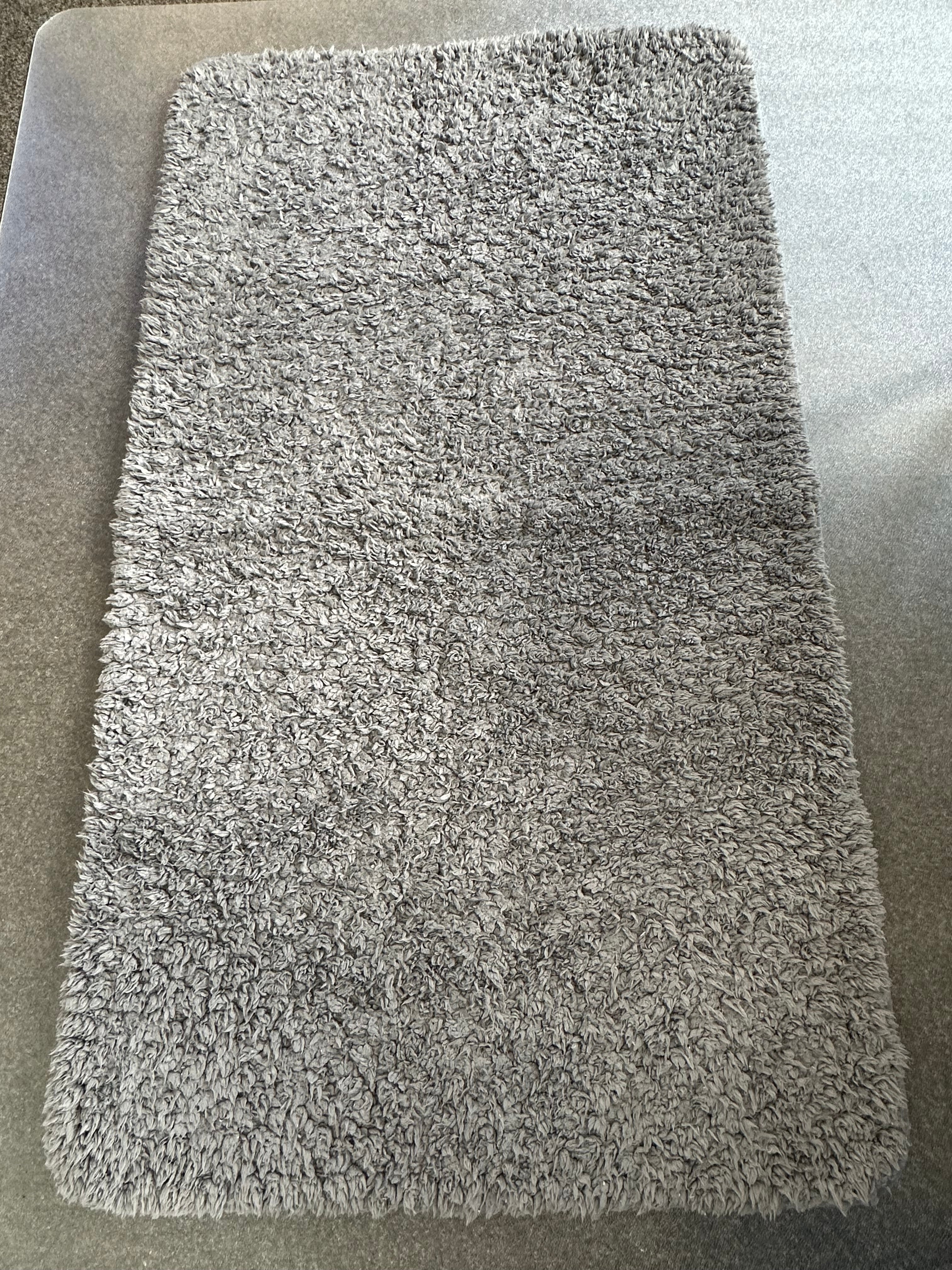 Soft plush grey bath rug 60×90 cm Member's Mark – good condition