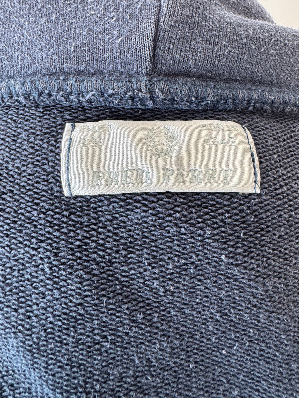 Fred Perry Zip Hoodie – Navy, Gestreifter Saum, Größe M, Guter Zustand