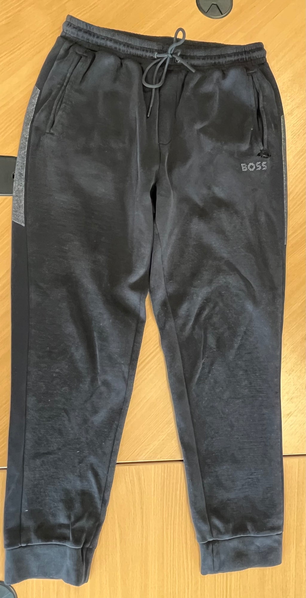 BOSS Athleisure Trainingsanzug Größe M – Schwarz, guter Zustand
