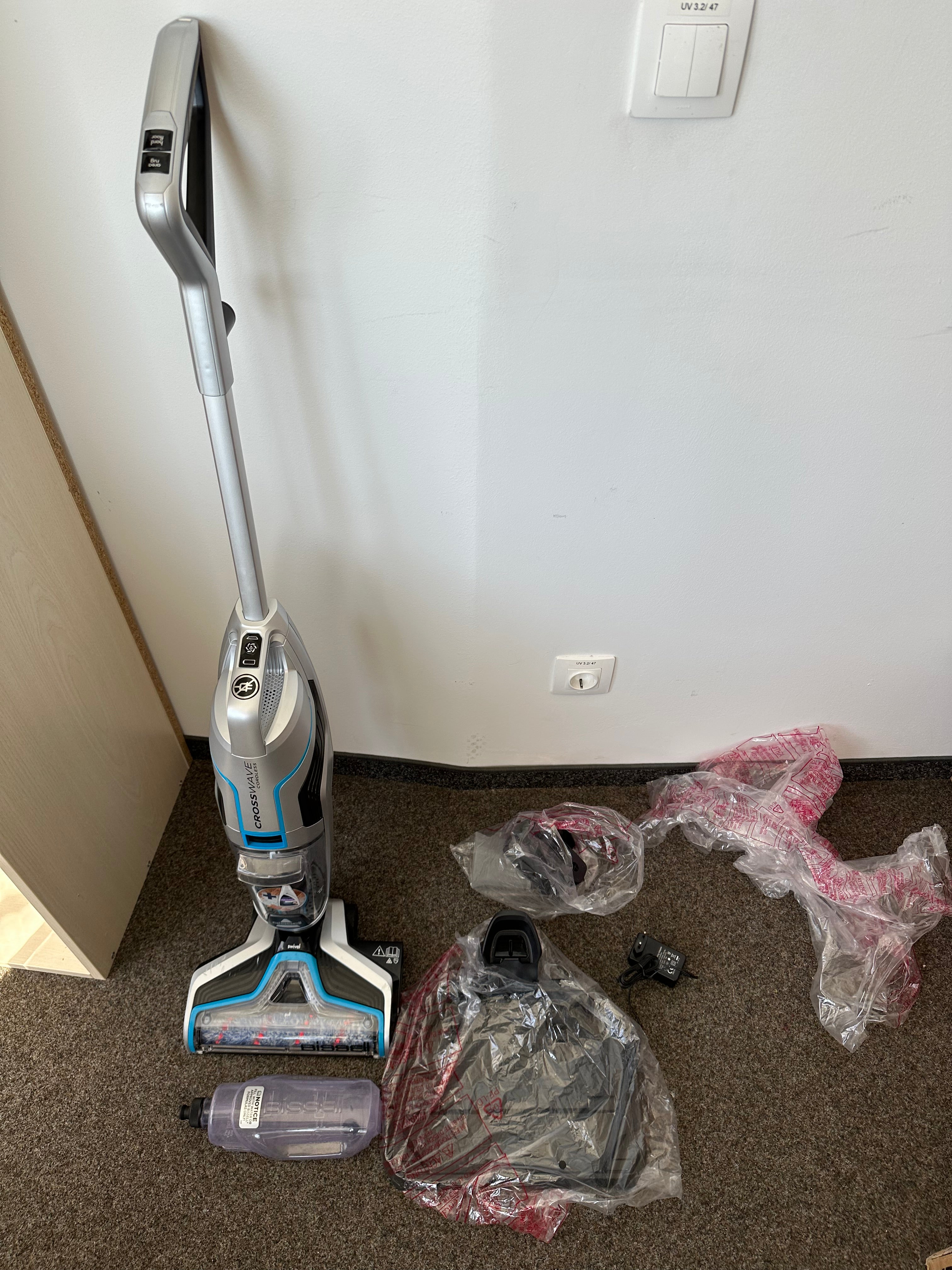 Bissell CrossWave Cordless Max Wet & Dry Vacuum, Silver/Blue, Like New, 116cm