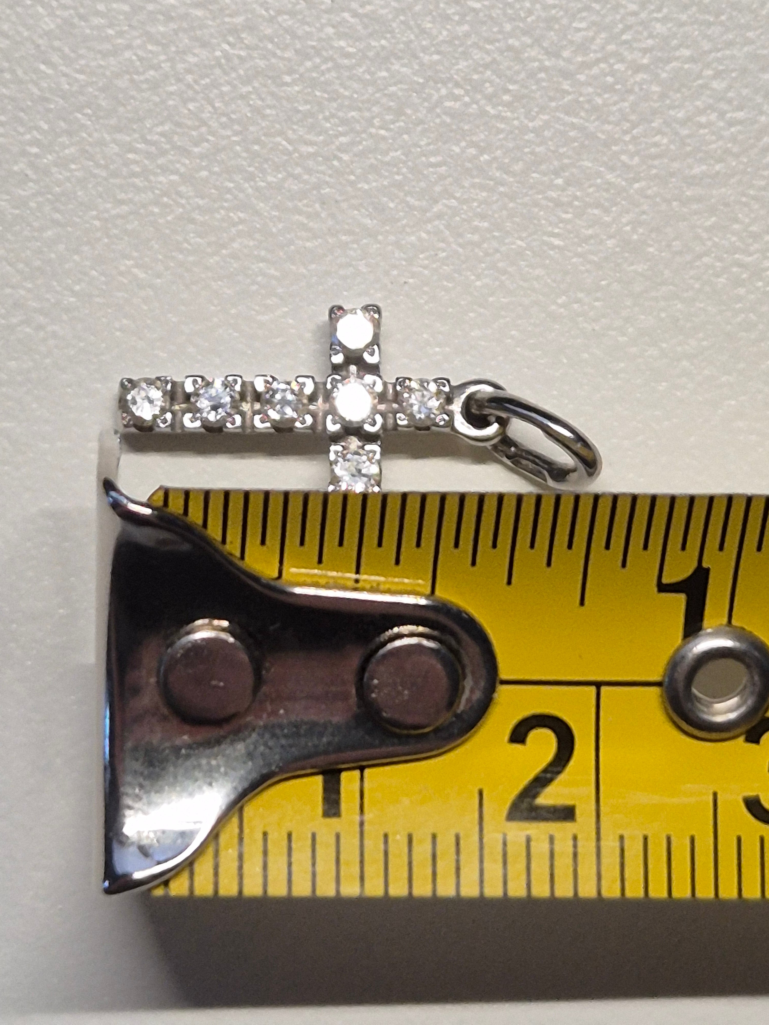 18K Weißgold Diamant Kreuz Anhänger – Sehr Gut – Silber – Klein – No Brand