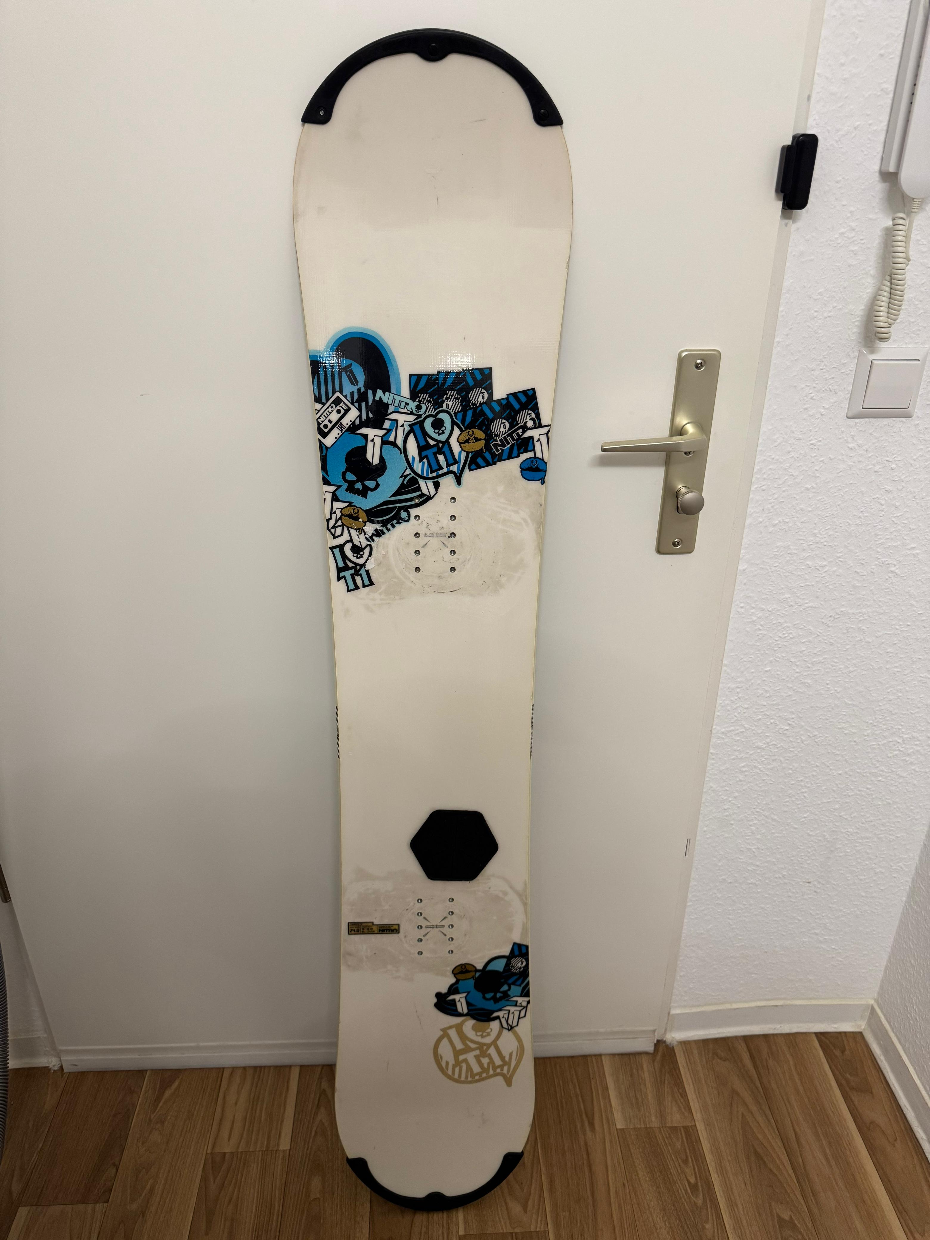 Nitro T1 Women’s 148cm Snowboard | Freestyle Twin Tip | White/Blue/Black