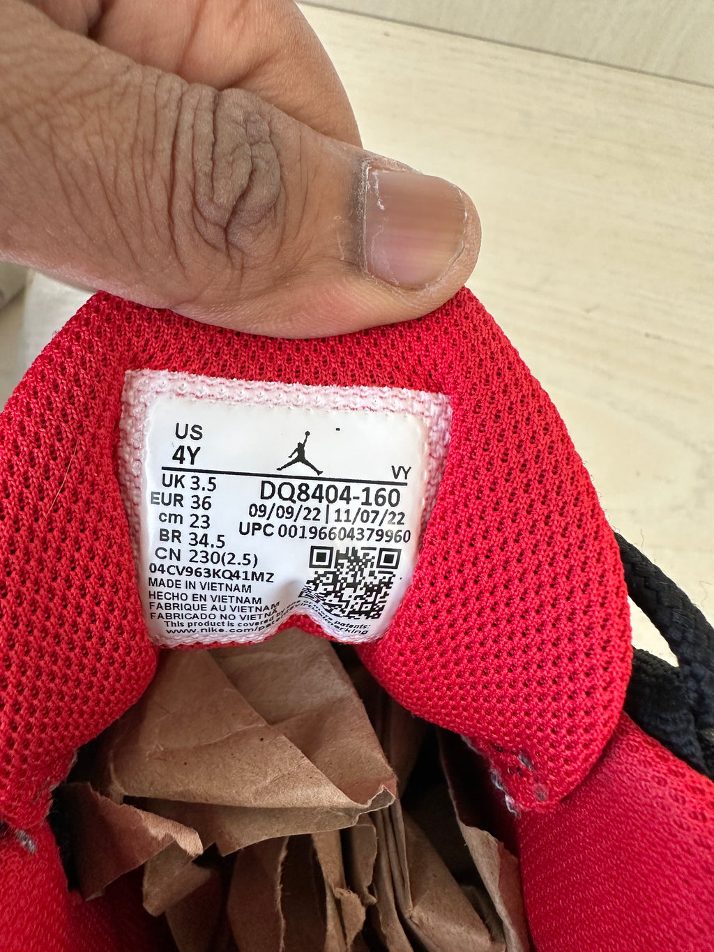 Jordan Max Aura 4 GS Weiß/University Red – EU 36 – guter Zustand