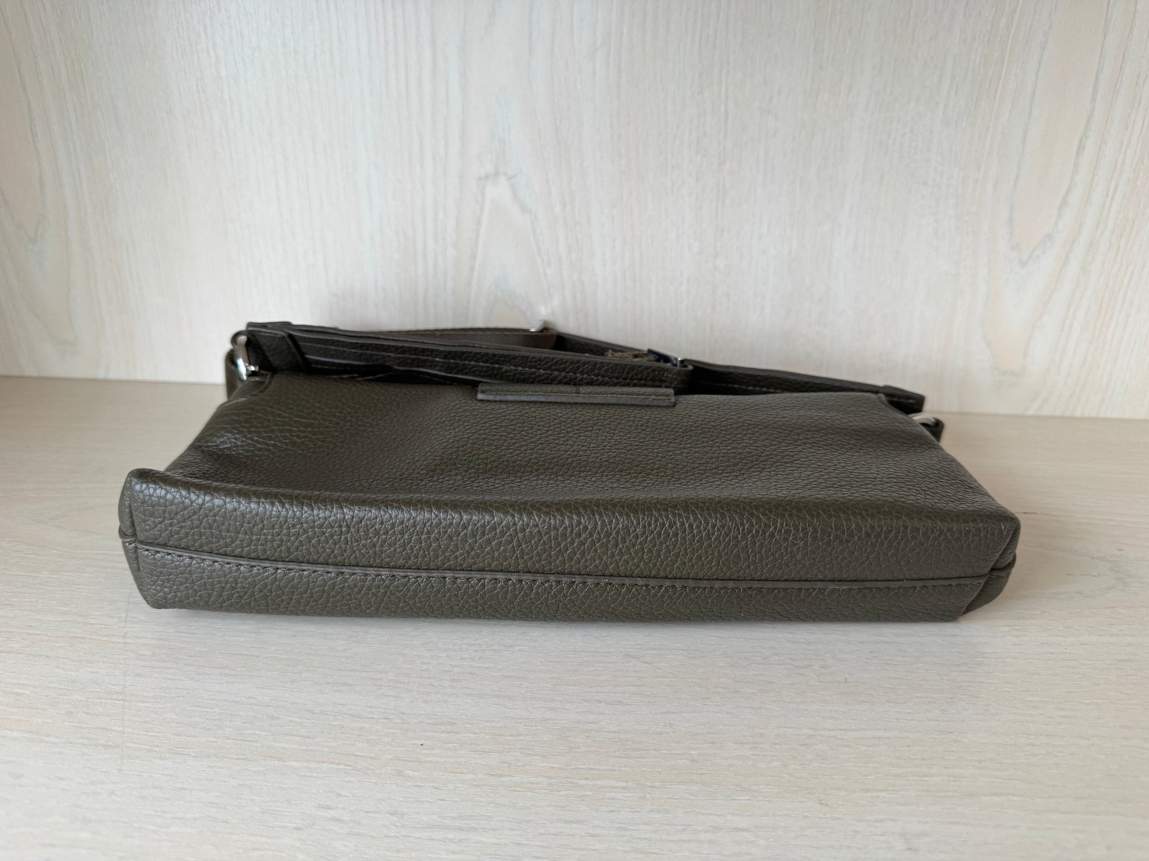 HUGO by Hugo Boss Schultertasche Olive, Kunstleder, Medium, guter Zustand