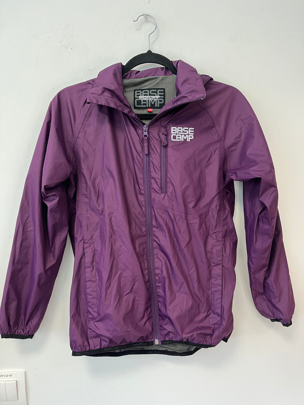 Basecamp Outdoor Equipment Windbreaker – Gr. 152, Lila, Sehr Gut
