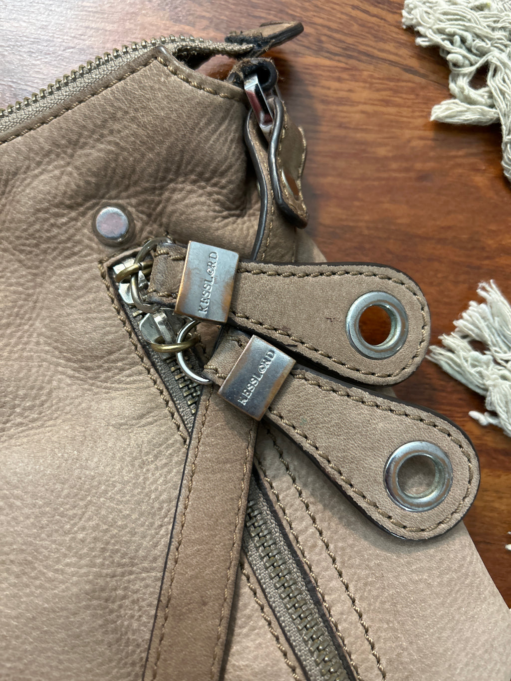 KESSLORD Crossbody Bag – Leder, Taupe, Kompakt, Gebraucht