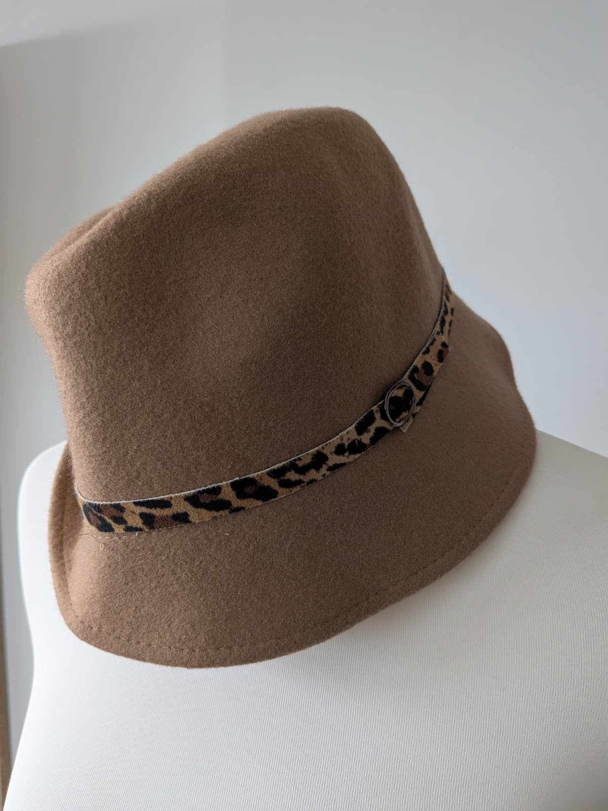 Intrend Woll-Fedora M, Camel mit Leopardenband, sehr guter Zustand